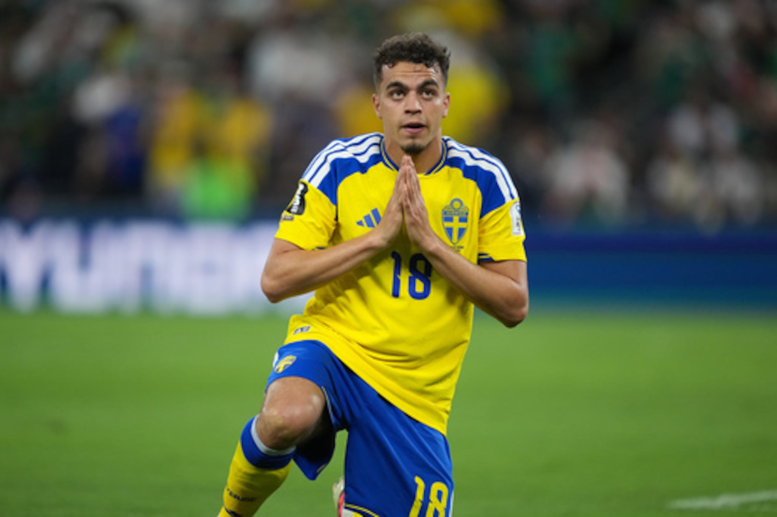 El sueco Yasin Ayari (18) celebra tras marcar el primer gol de su equipo durante el partido de fútbol del Grupo F del Mundial entre Suecia y Túnez, disputado en Monterrey (México), el domingo 14 de junio de 2026. (Foto AP/Moises Castillo)