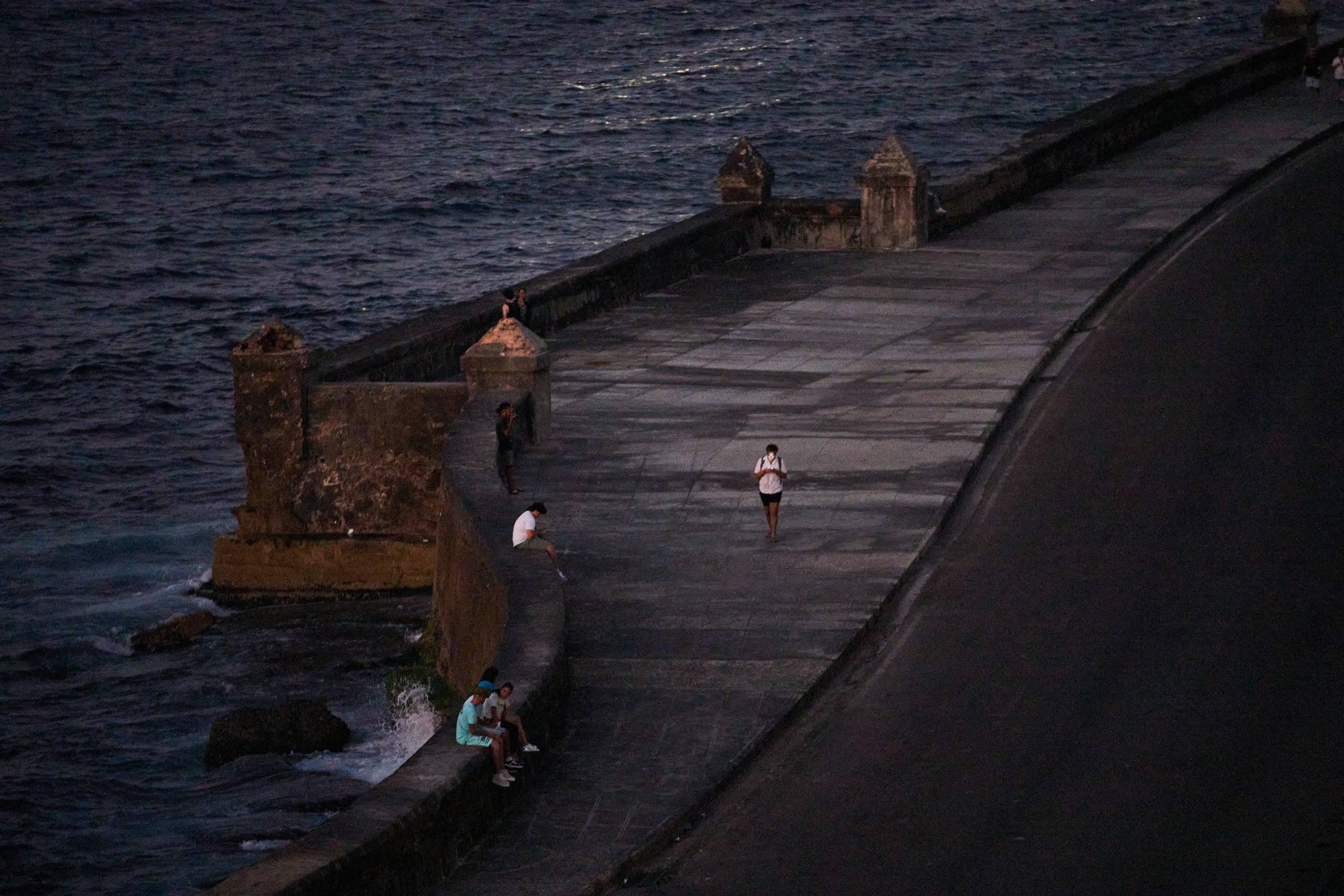 Personas recorren el Malecón al atardecer en La Habana, el miércoles 15 de abril de 2026. (AP Foto/Ramón Espinosa)