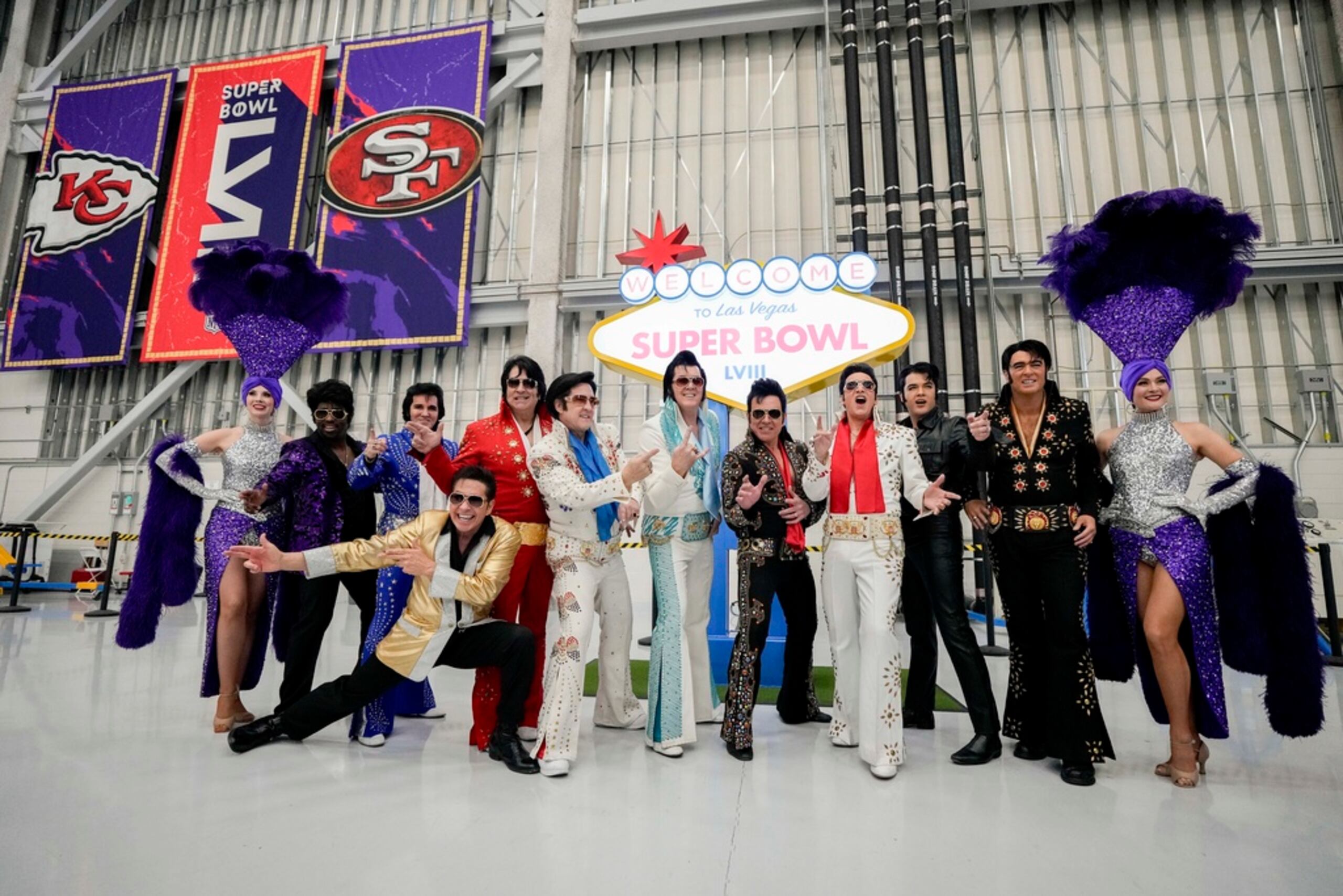 Imitadores de Elvis Presley previo al arribo de los equipos con miras al Super Bowl 58 entre los 49ers de San Francisco y los Chiefs de Kansas City.