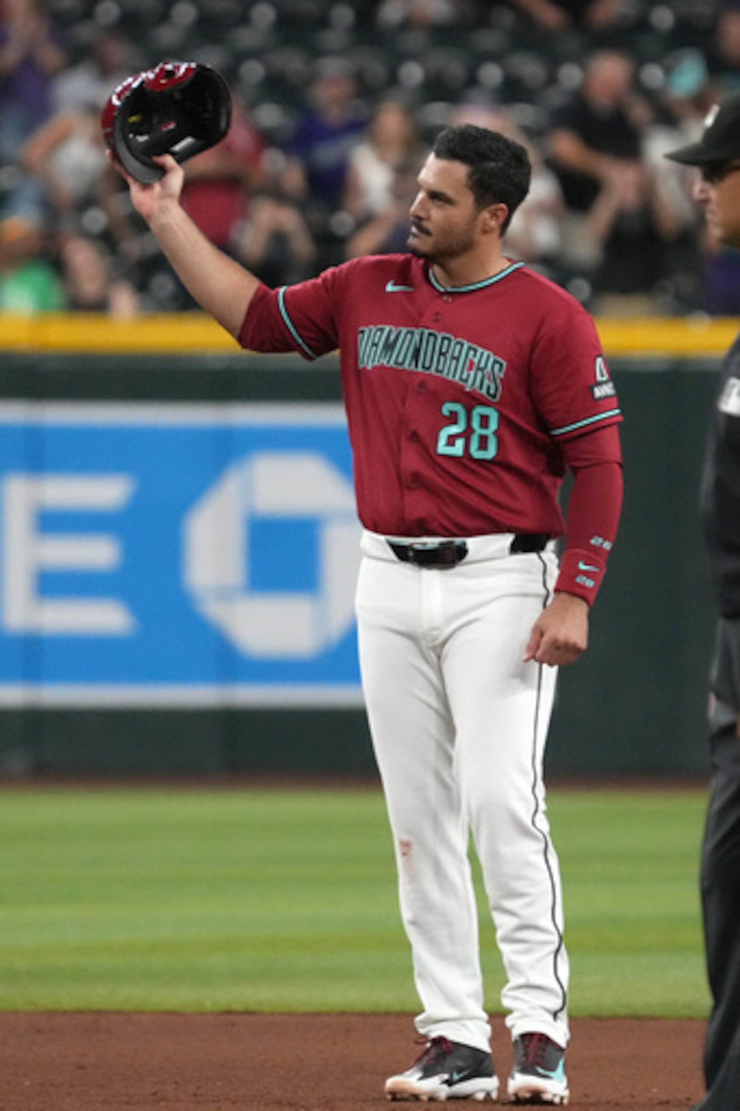 Nolan Arenado, de los Diamondbacks de Arizona, reacciona tras conseguir el hit número 2.000 de su carrera, un doble frente a los Atléticos, en la quinta entrada del partido de béisbol de las Grandes Ligas, el lunes 20 de julio de 2026, en Phoenix. (Foto AP/Rick Scuteri)
