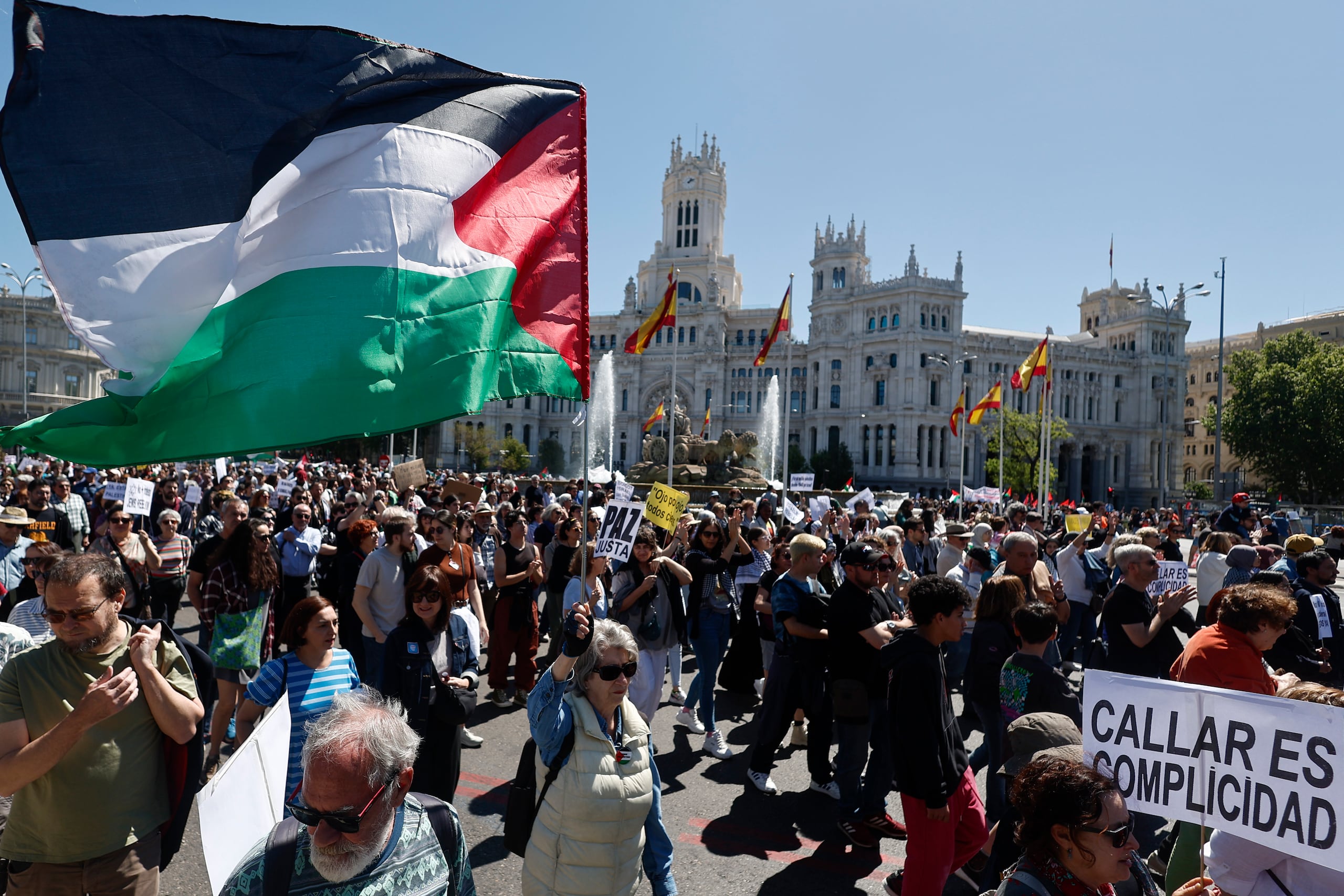 Miles de personas salieron a la calle en casi un centenar de ciudades españolas para apoyar al pueblo palestino y pedir un alto al fuego inmediato. En la imagen, protesta en el centro de Madrid. EFE/Sergio Pérez