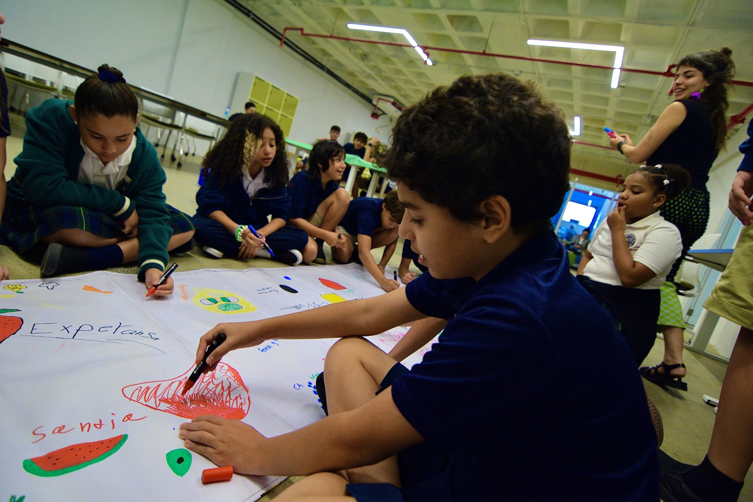 Tras la presentación de las piezas de arte reciclado, los estudiantes participaron de un taller creativo colectivo en el cual dibujaron su fruta y vegetal favorito junto a un mensaje de lo que aprendieron en este taller.