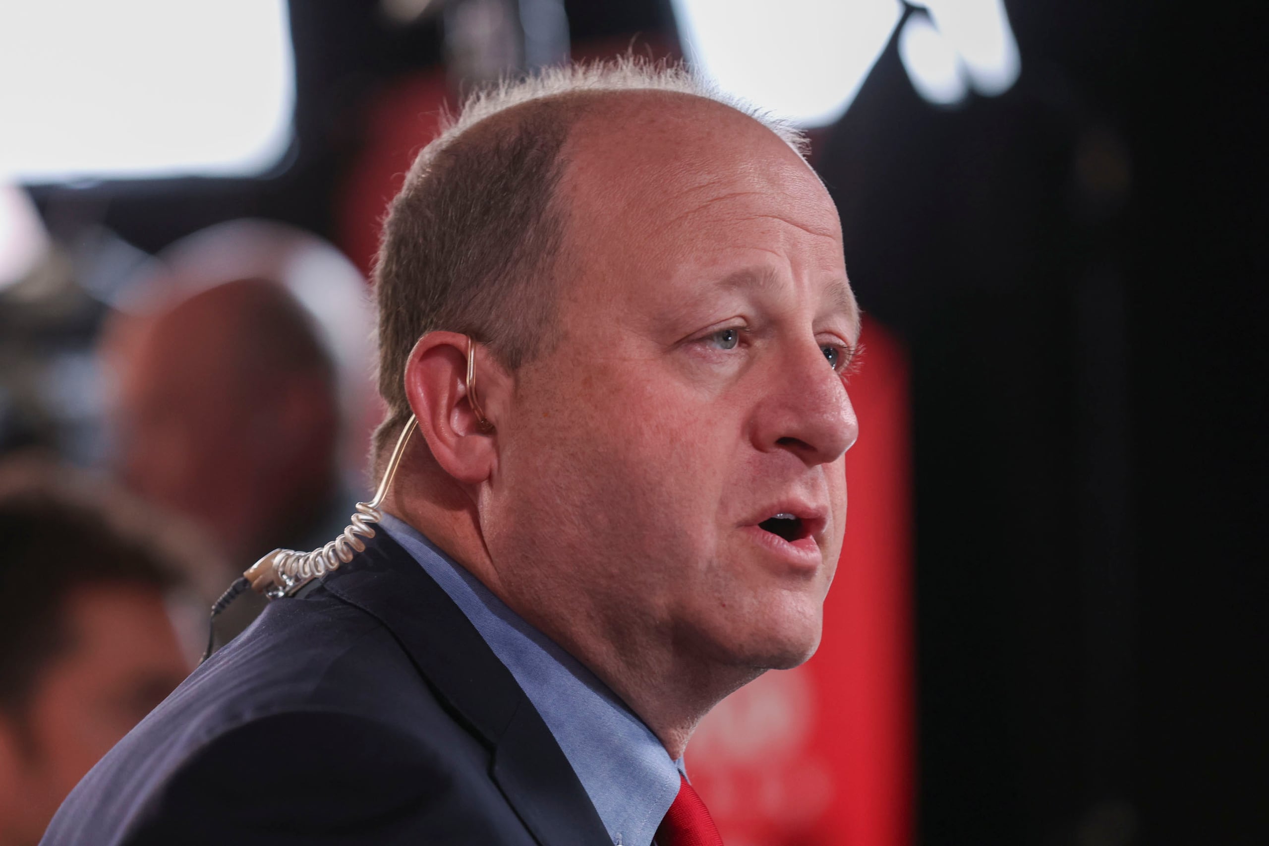 Los demandantes afirman que la intervención de Polis expuso a los empleados estatales a posibles sanciones legales.