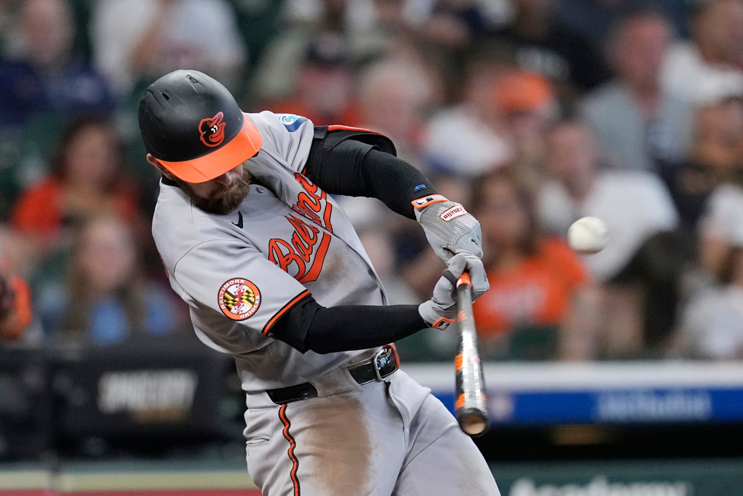 Jordan Westburg de los Orioles de Baltimore conecta un jonrón de tres carreras contra los Astros de Houston durante la quinta entrada de un juego de béisbol el domingo 17 de agosto de 2025, en Houston. (AP Photo/David J. Phillip)