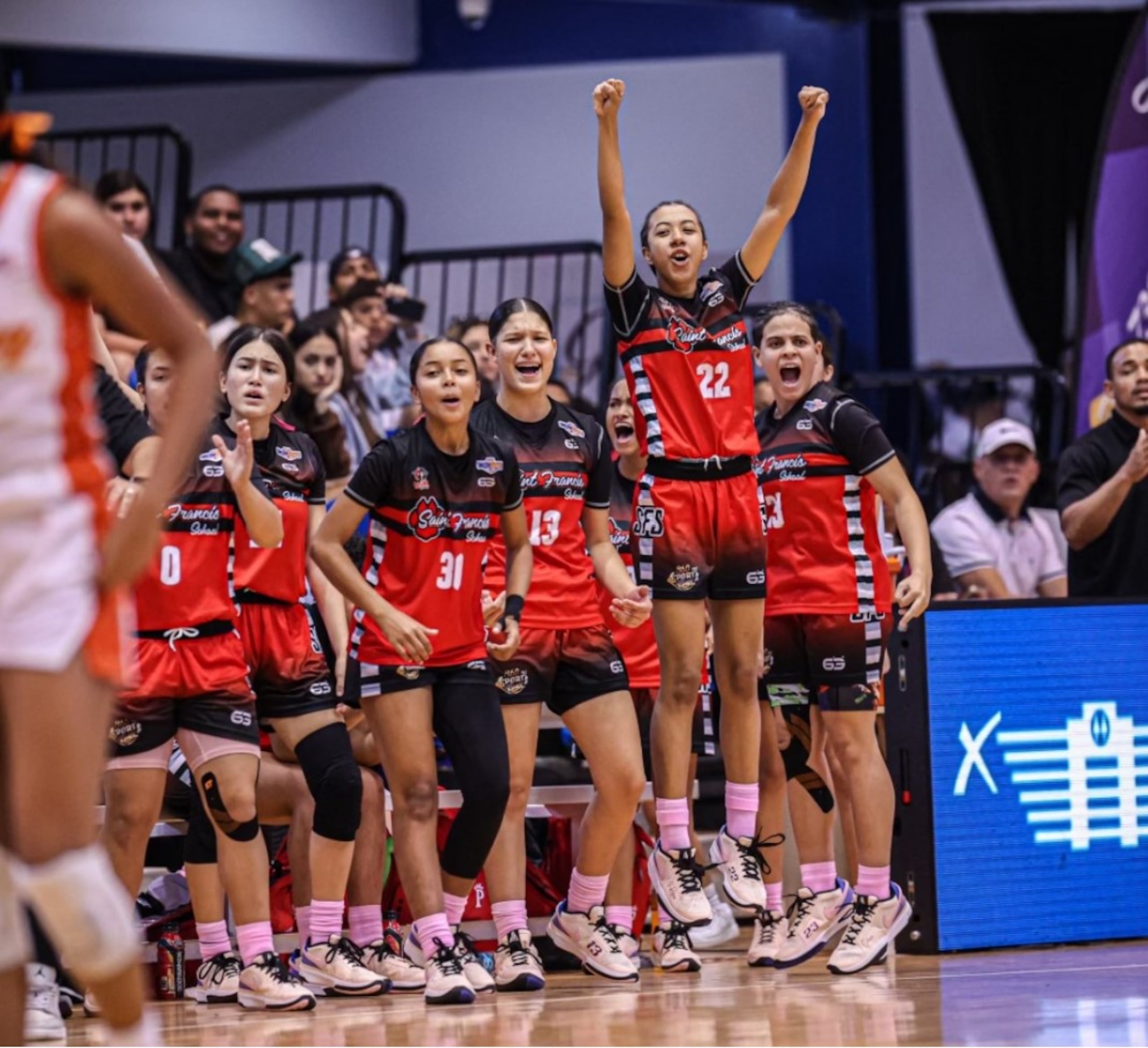 Saint Francis superó una dura prueba ante las campeonas defensoras del torneo. Ahora en la final se medirán al único equipo que ha logrado vencerlas esta temporada, el Colegio San Felipe de Arecibo.  (Buzzer Beater)