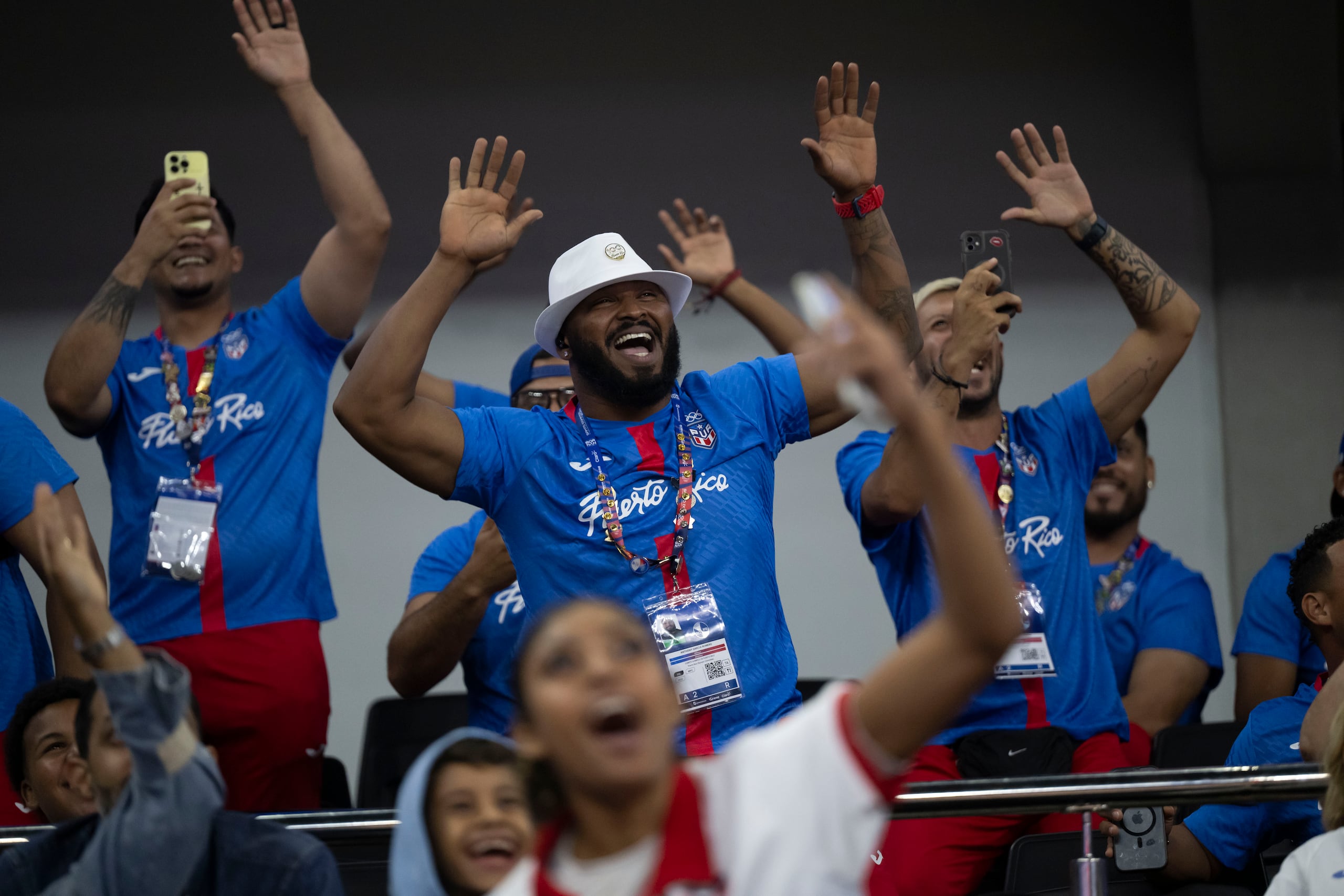 Equipo de béisbol apoyando en la final de baloncesto femenino.