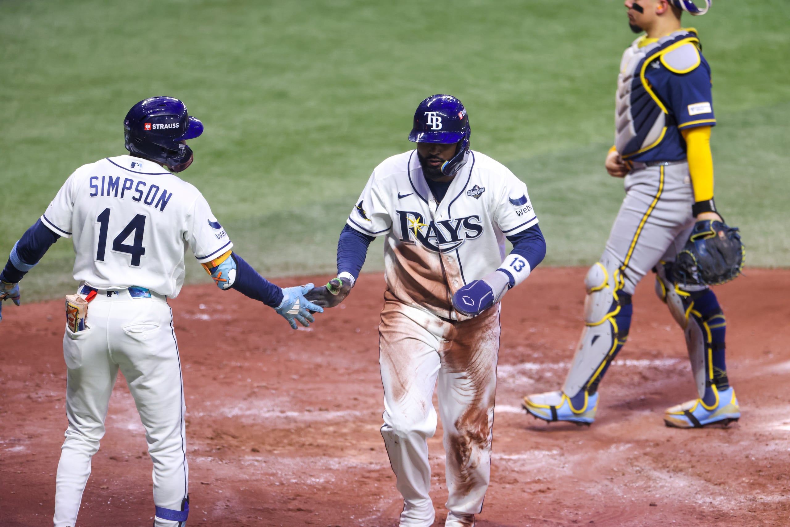 Después de perder los dos primeros partidos en el American Family Field y ceder también en el primer duelo disputado en su estadio, los Rays reaccionaron en un final trepidante para frenar la barrida de Milwaukee.