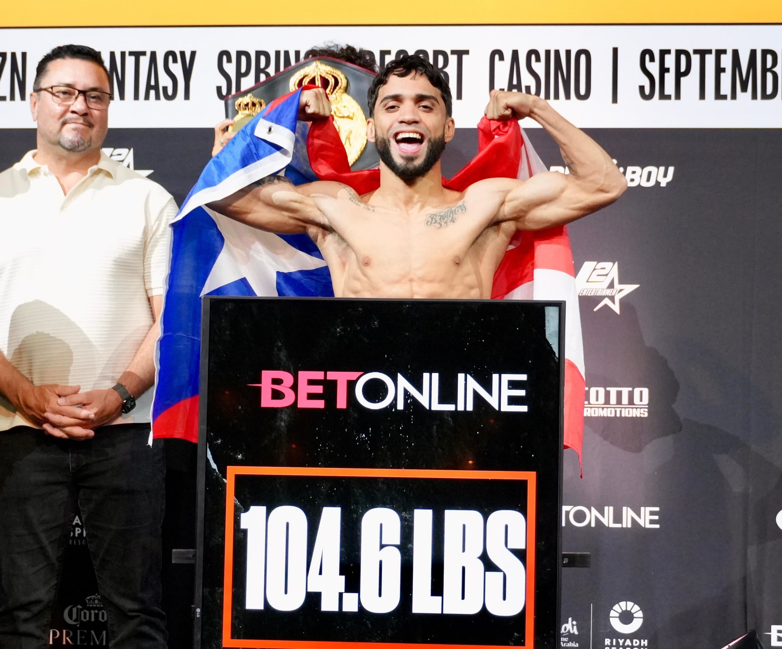Oscar Collazo durante el pesaje para su pelea contra el filipino Jayson Vayson.