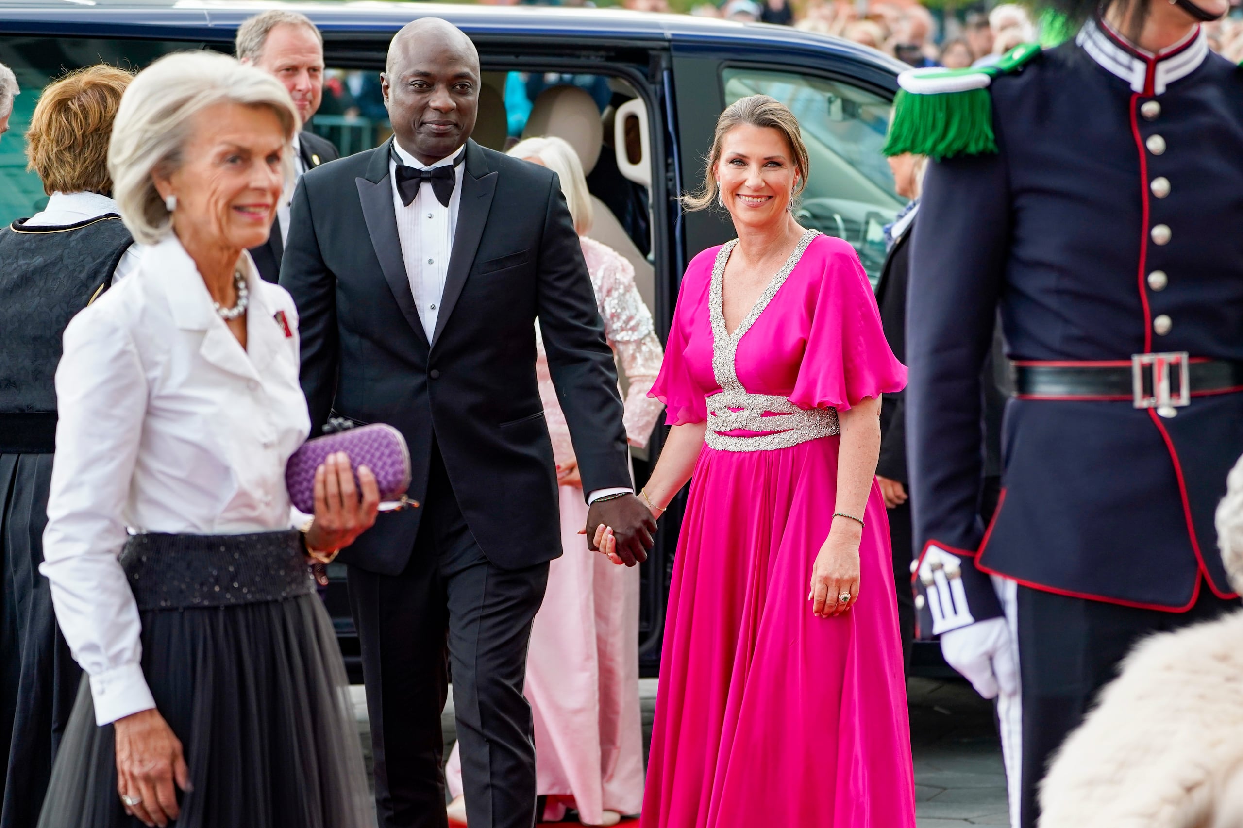 La princesa Marta Luisa de Noruega y su prometido Durek Verrett llegan al evento de fiesta del gobierno en conexión con el 18 cumpleaños de la princesa Ingrid Alexandra, que se celebra en Deichman Bjoervika, la biblioteca principal de Oslo, el 16 de junio de 2022.