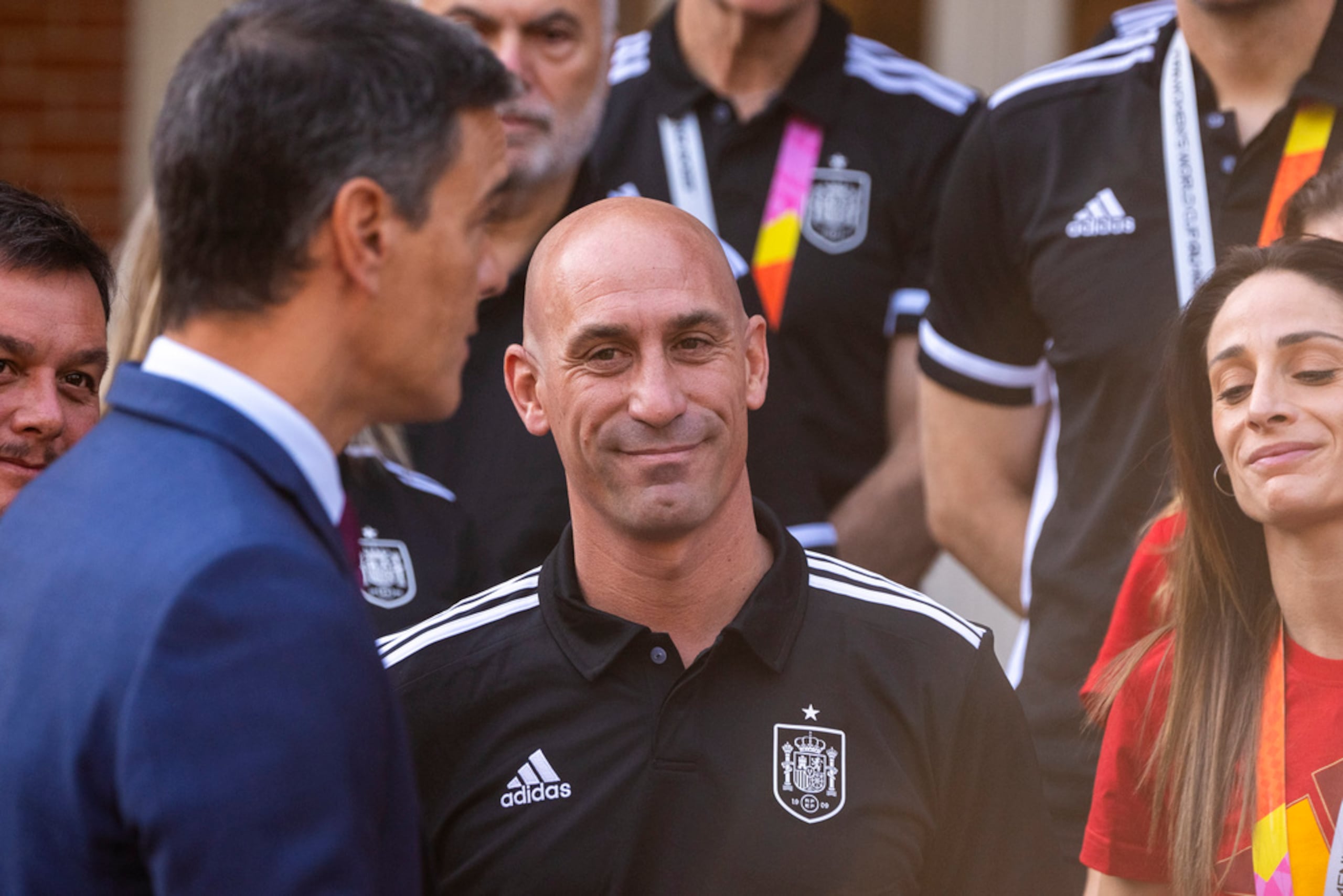 Luis Rubiales, al centro, renunció este domingo ante el escándalo por sus acciones con la campeona mundial selección femenina de fútbol de España.