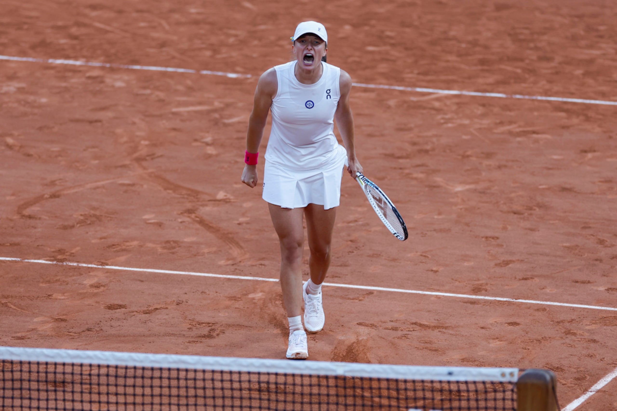 Iga Swiatek, de Polonia, celebra después de ganar su partido de semifinales del torneo de tenis Abierto de Francia, en contra de la brasileña Beatriz Haddad Maia.