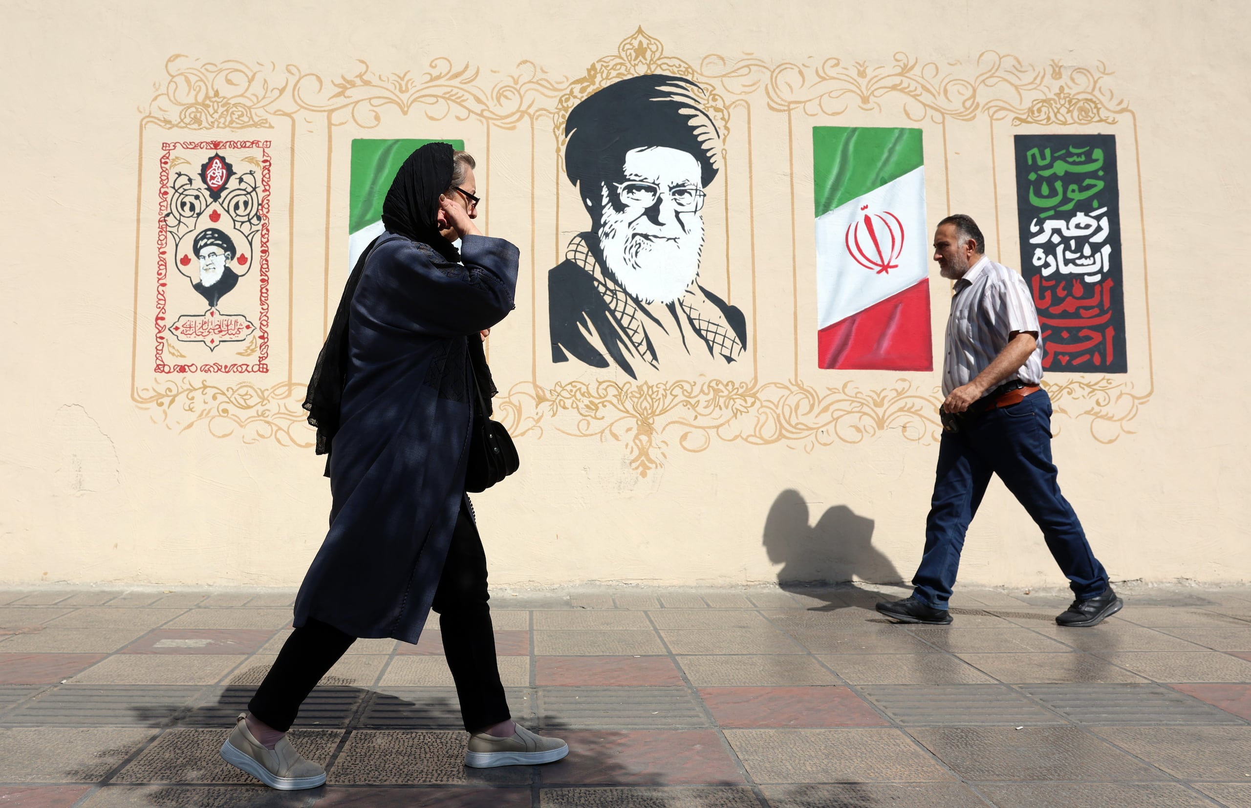Iraníes caminan junto a un mural del difunto líder supremo iraní, el ayatolá Alí Jameneí, en el centro de Teherán, Irán, el 13 de septiembre de 2026. EFE/EPA/ABEDIN TAHERKENAREH RESTRICTIONS: NO Access Israel Media/Persian Language TV Stations Outside Iran/Strictly No Access BBC Persian/VOA Persian/Manoto TV/Iran International TV. (As mandated by Iran's Directorate General for Foreign Media) -- RESTRICTIONS: ISRAEL OUT - NO ACCESS ISRAEL MEDIA/PERSIAN LANGUAGE TV STATIONS OUTSIDE IRAN/STRICTLY NO ACCESS BBC PERSIAN/VOA PERSIAN/MANOTO TV/IRAN INTERNATIONAL TV