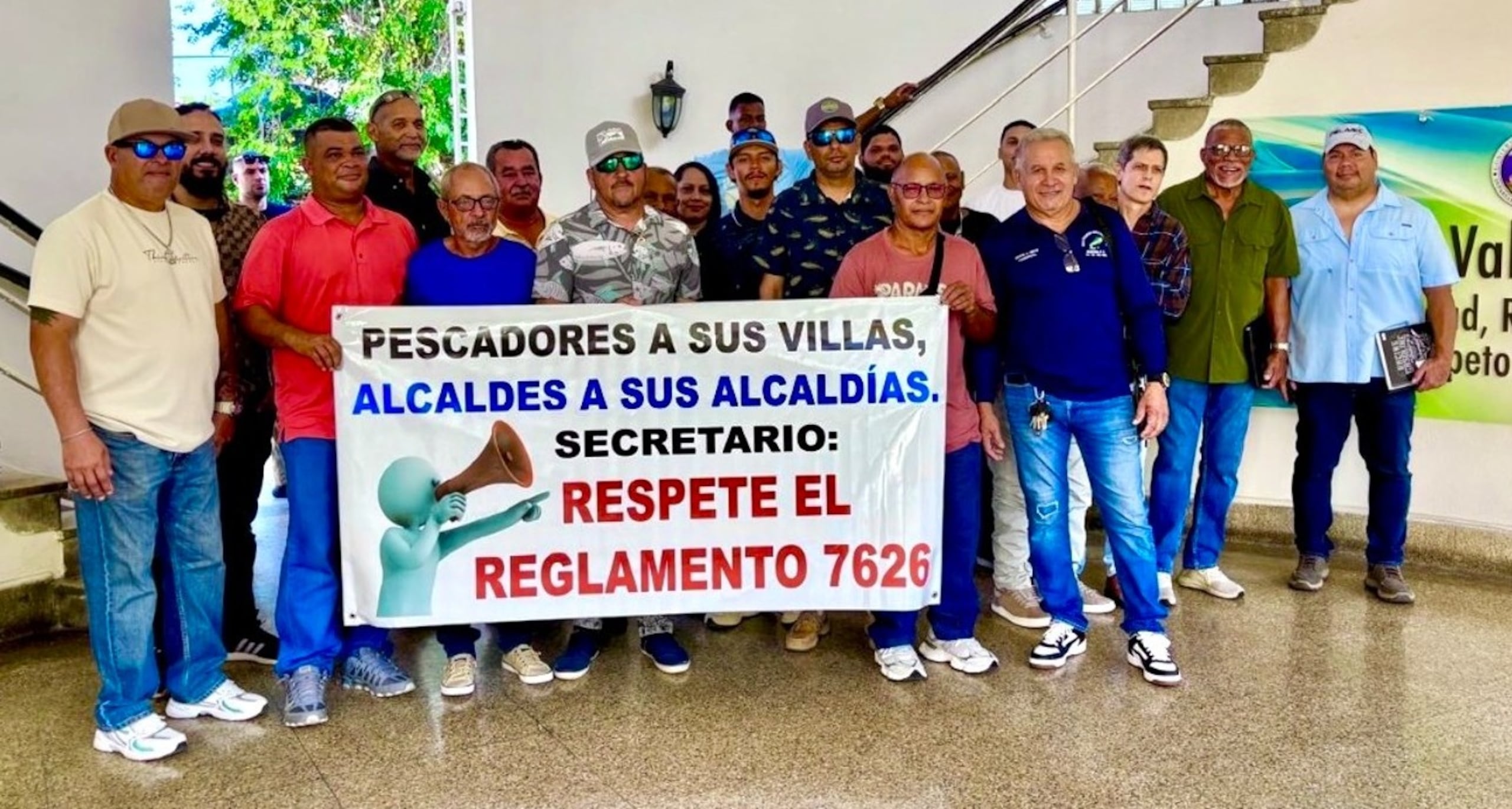 Grupo de pescadores llegó hasta el Departamento de Agricultura para dialogar sobre la controversia con la Villa Pesquera de Ceiba.
