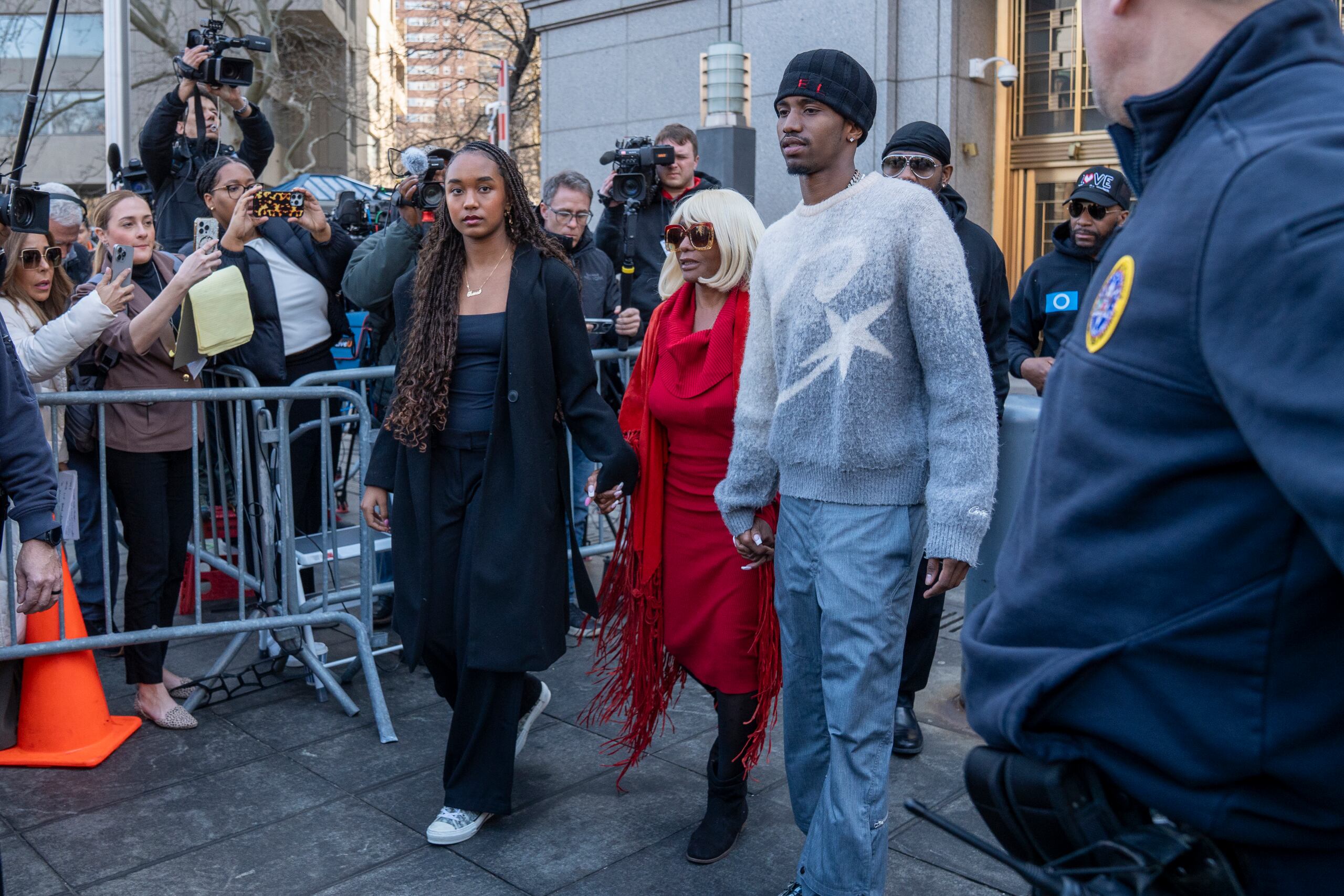 Janice Combs (c) madre del rapero y ejecutivo discográfico estadounidense Sean Combs, junto a los hijos del rapero, Chance Combs (i) y Christian Combs (d) salen del tribunal federal de Manhattan este viernes, en Nueva York (Estados Unidos). (EFE/ Angel Colmenares)