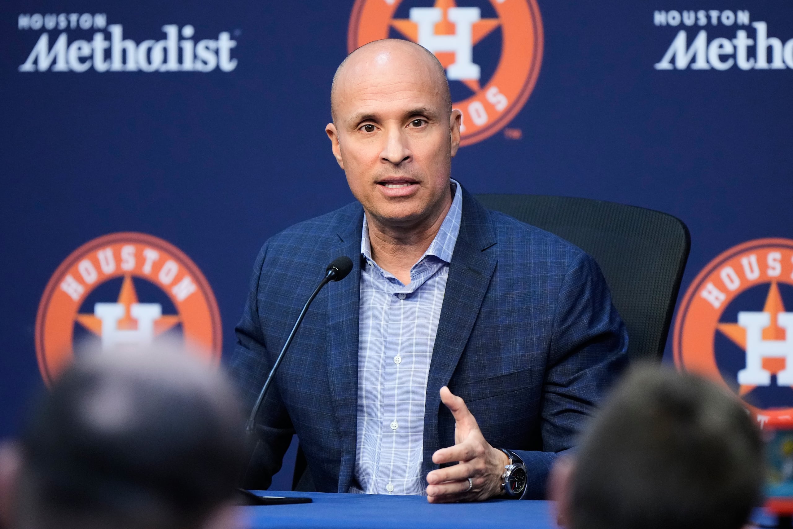 Josué Espada conversa con los medios tras la eliminación de los Astros.