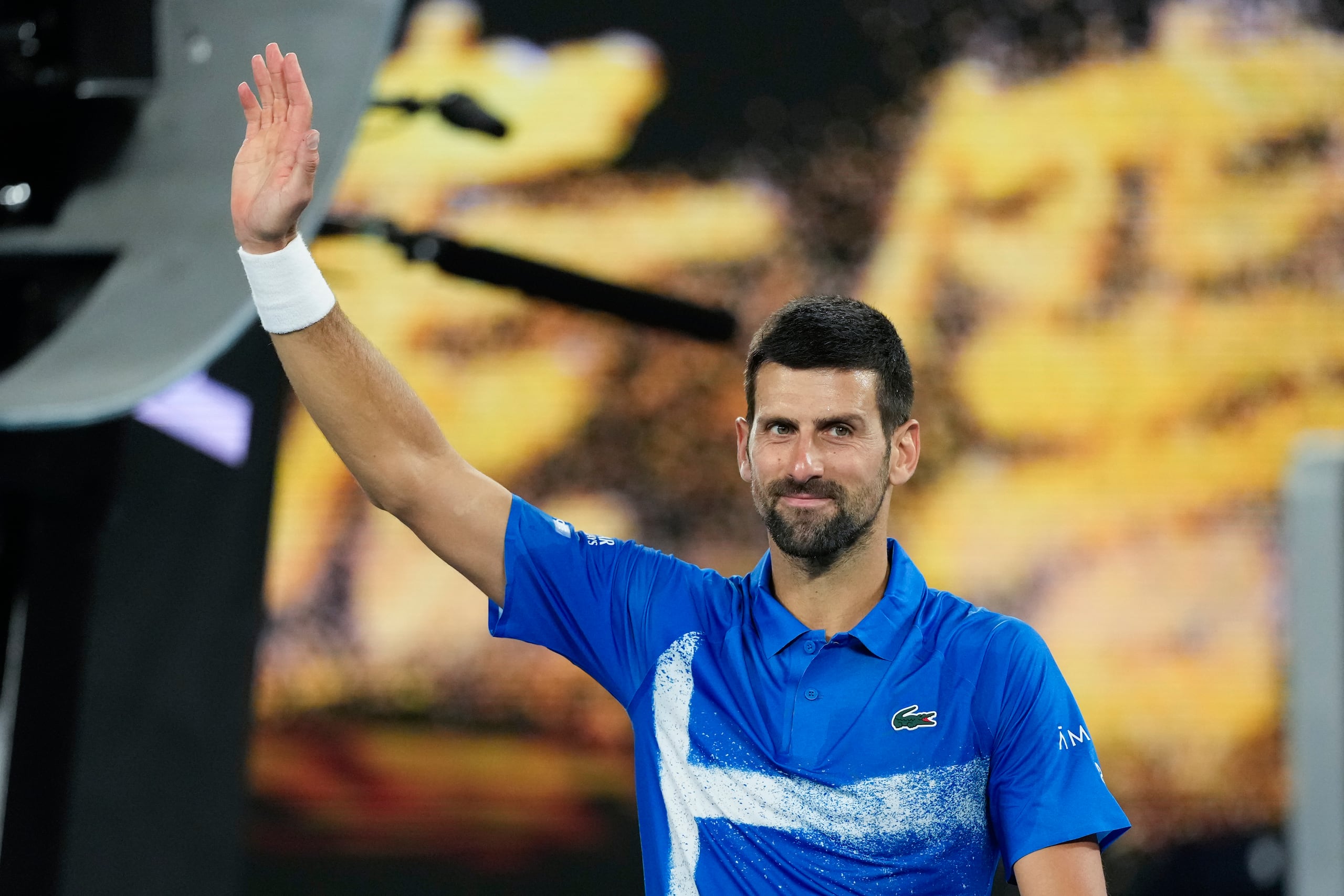 Novak Djokovic saluda al público tras derrotar a Nishesh Basavareddy en la primera ronda del Abierto de Australia, el lunes 13 de enero de 2025, en Melbourne. (AP Foto/Asanka Brendon Ratnayake)