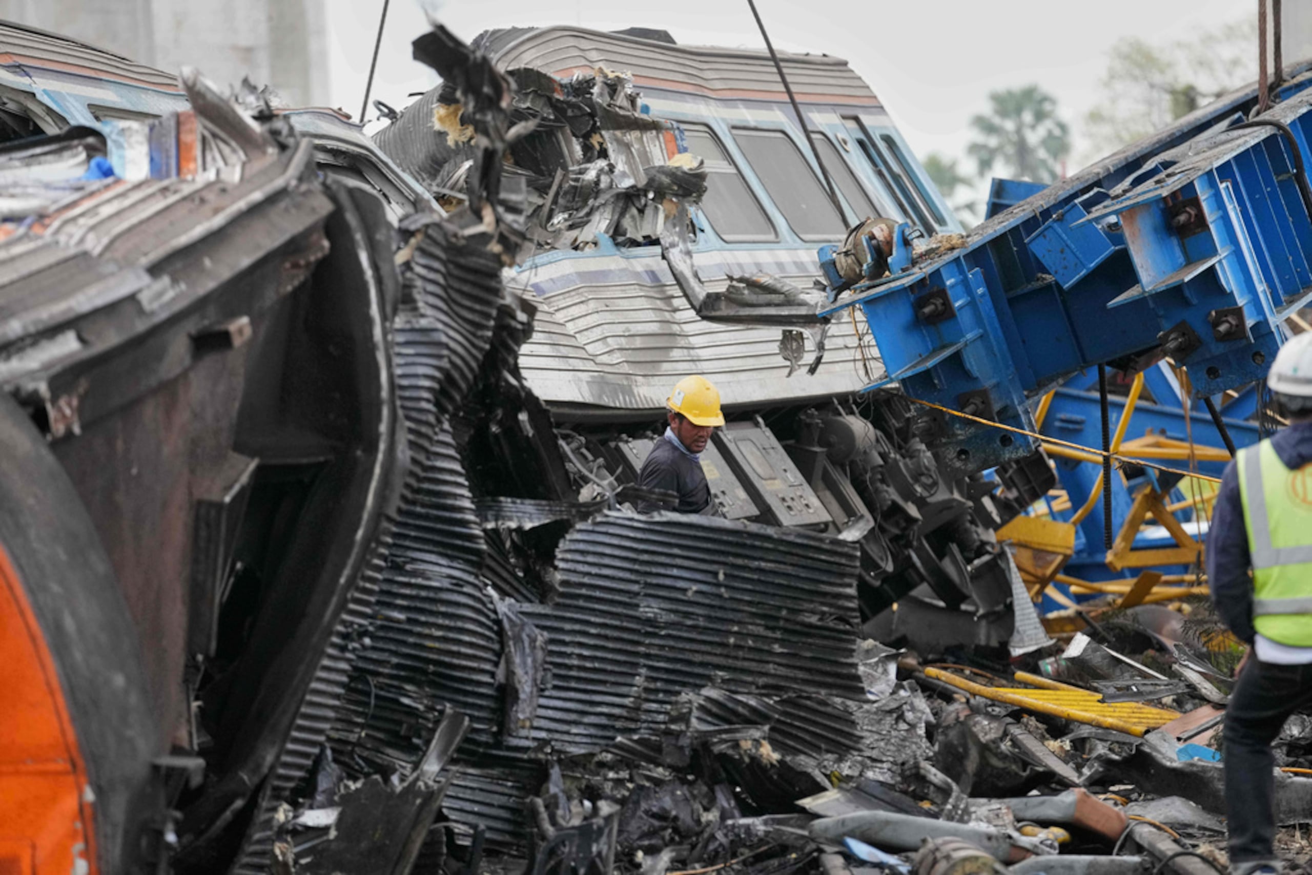 La tragedia se produjo cuando una grúa que trabajaba en un proyecto ferroviario de alta velocidad entre la capital tailandesa y la ciudad china de Kunming cayó sobre el tren en movimiento, provocando -según el Gobierno provincial- su descarrilamiento y un incendio en el lugar.