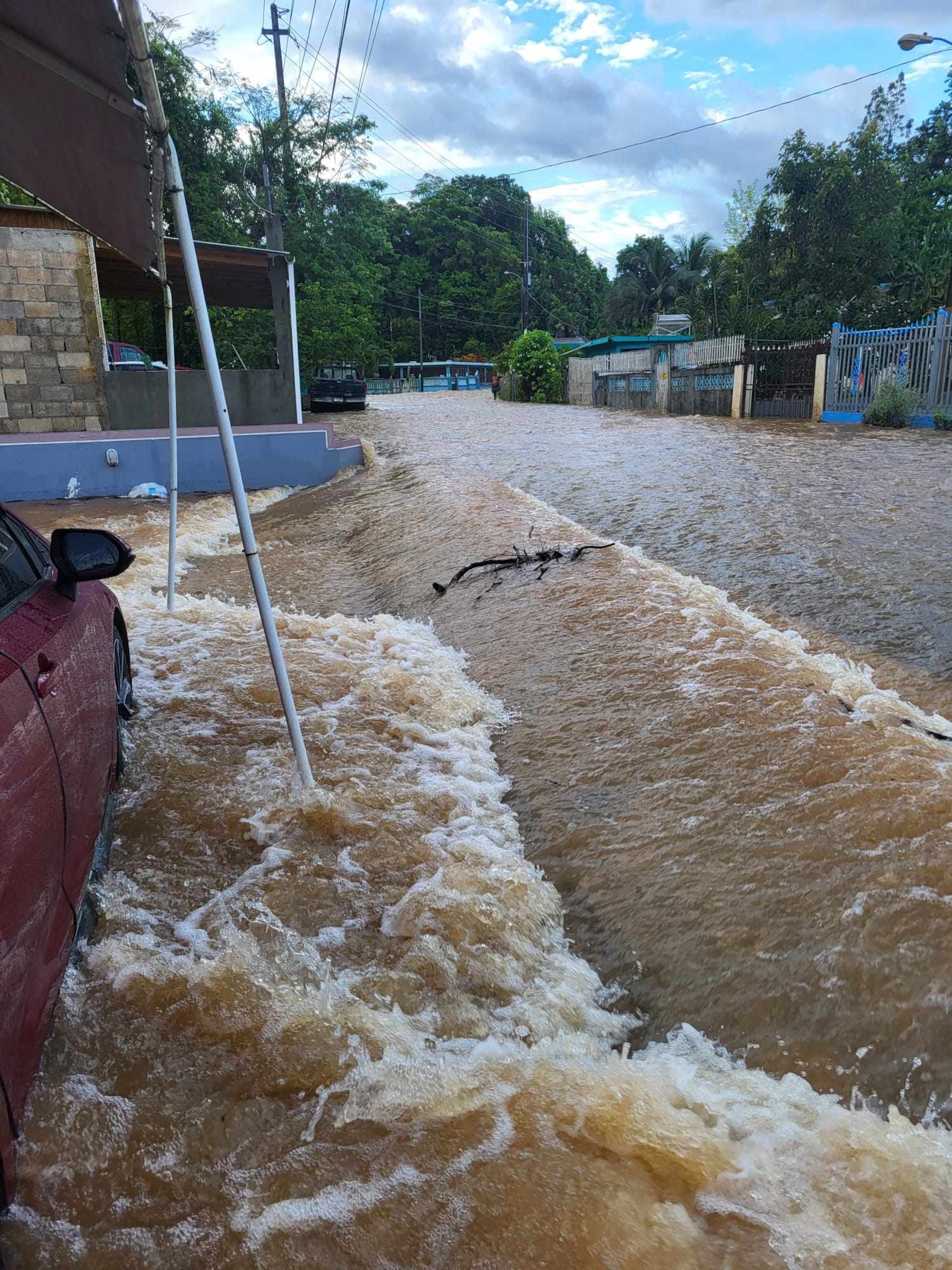 Vega Pagán indicó que las lluvias amenazan con dejar incomunicadas unas 30 familias en el sector Quebrada de vega Alta.