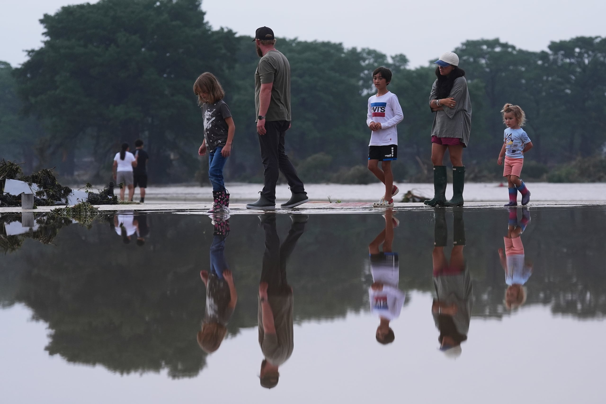 Personas observan los daños a lo largo del río Guadalupe tras una inundación repentina que azotó la zona el viernes, 4 de julio en Kerrville, Texas. (Foto AP/Eric Gay)