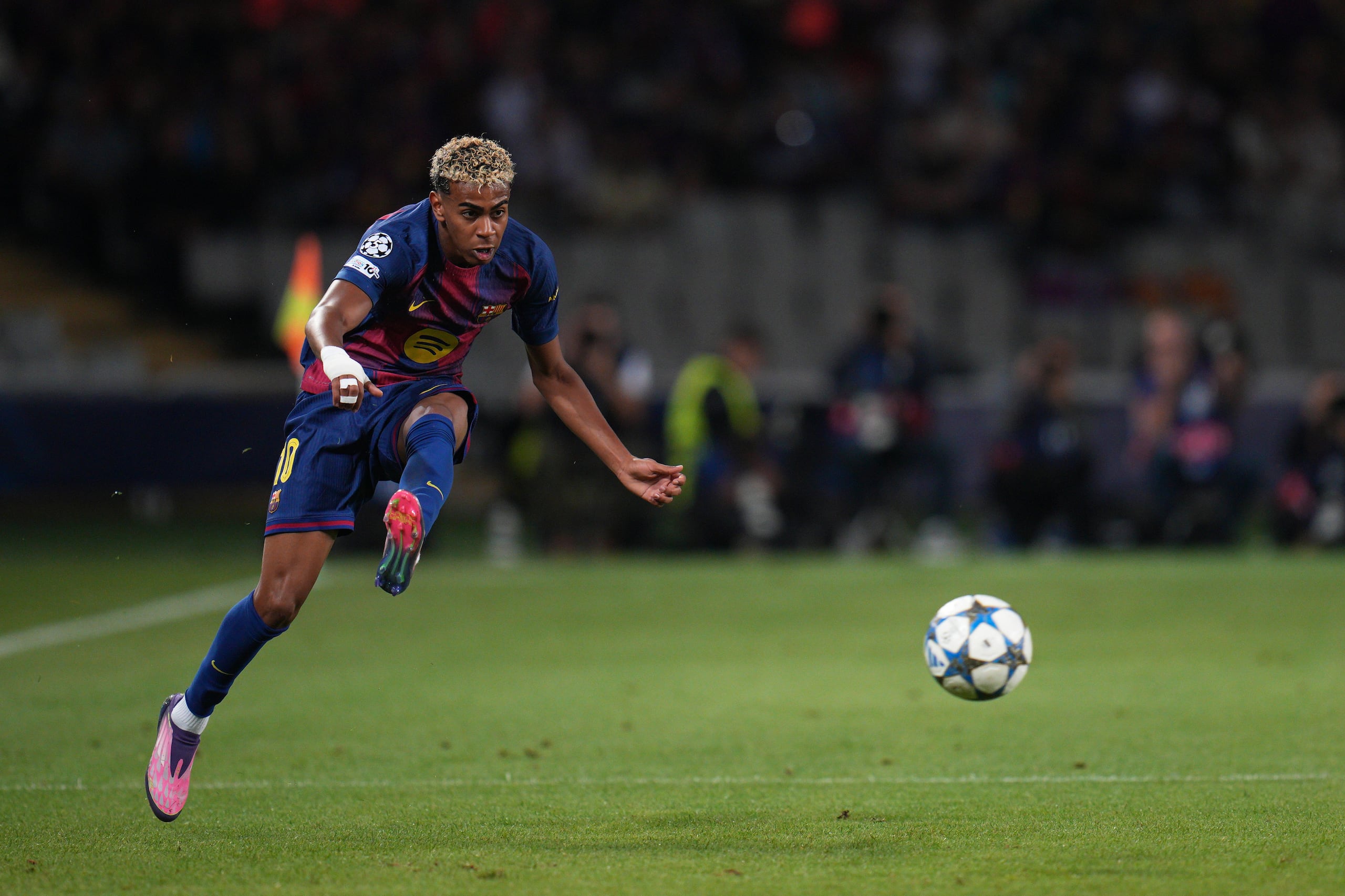 Lamine Yamal, del Barcelona, pasa el balón durante un partido contra Paris Saint-Germain en la Champions League.