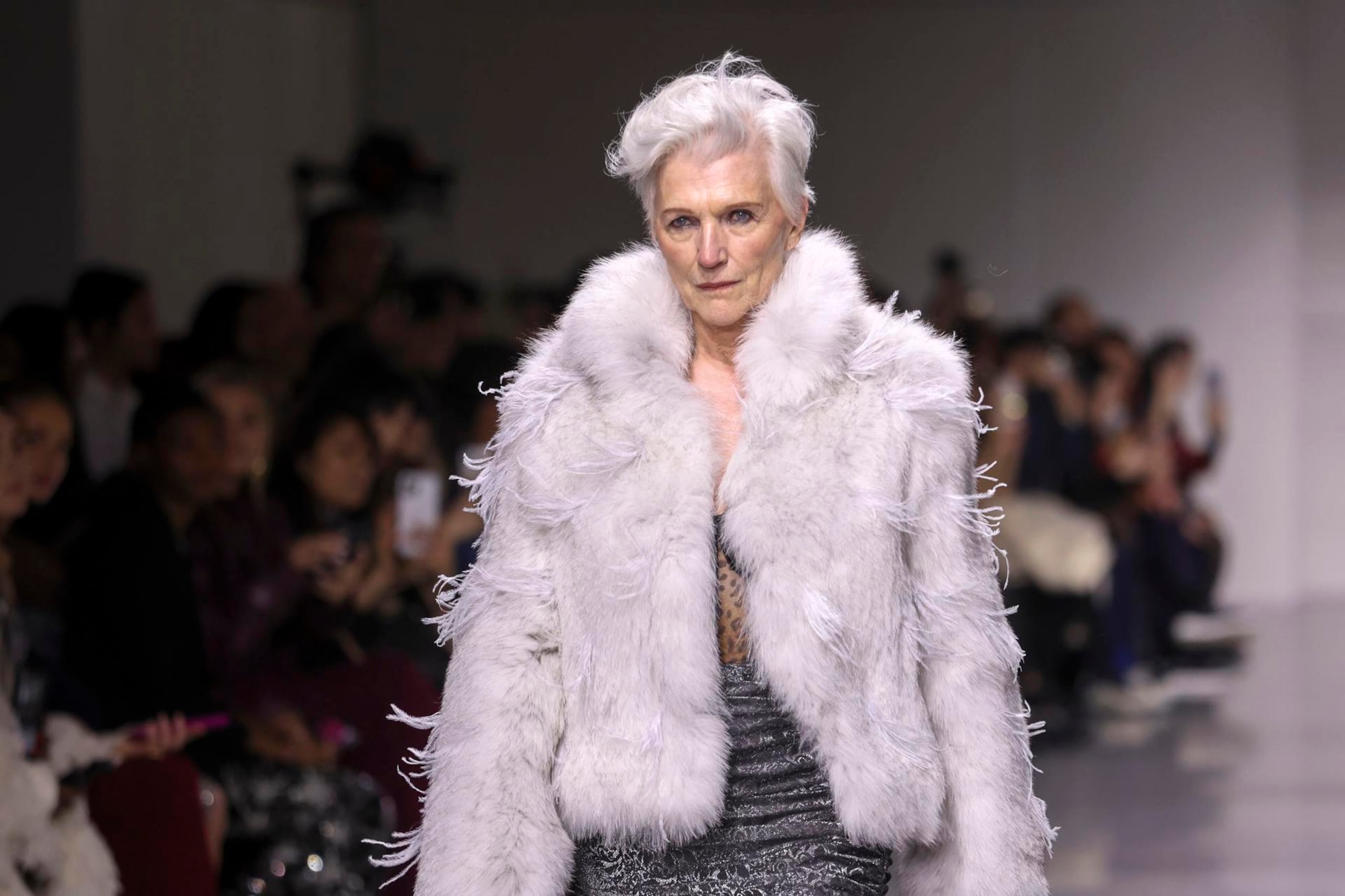 Maye Musk, madre de Elon Musk, presenta una creación de la marca china Juzui durante la Semana de la Moda de Nueva York el 7 de febrero de 2025.