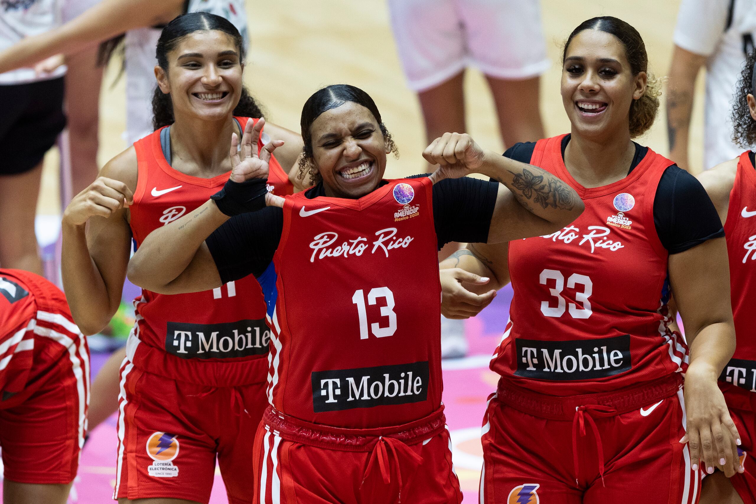 Kaelynn Satterfield muestra su camiseta tras el triunfo.