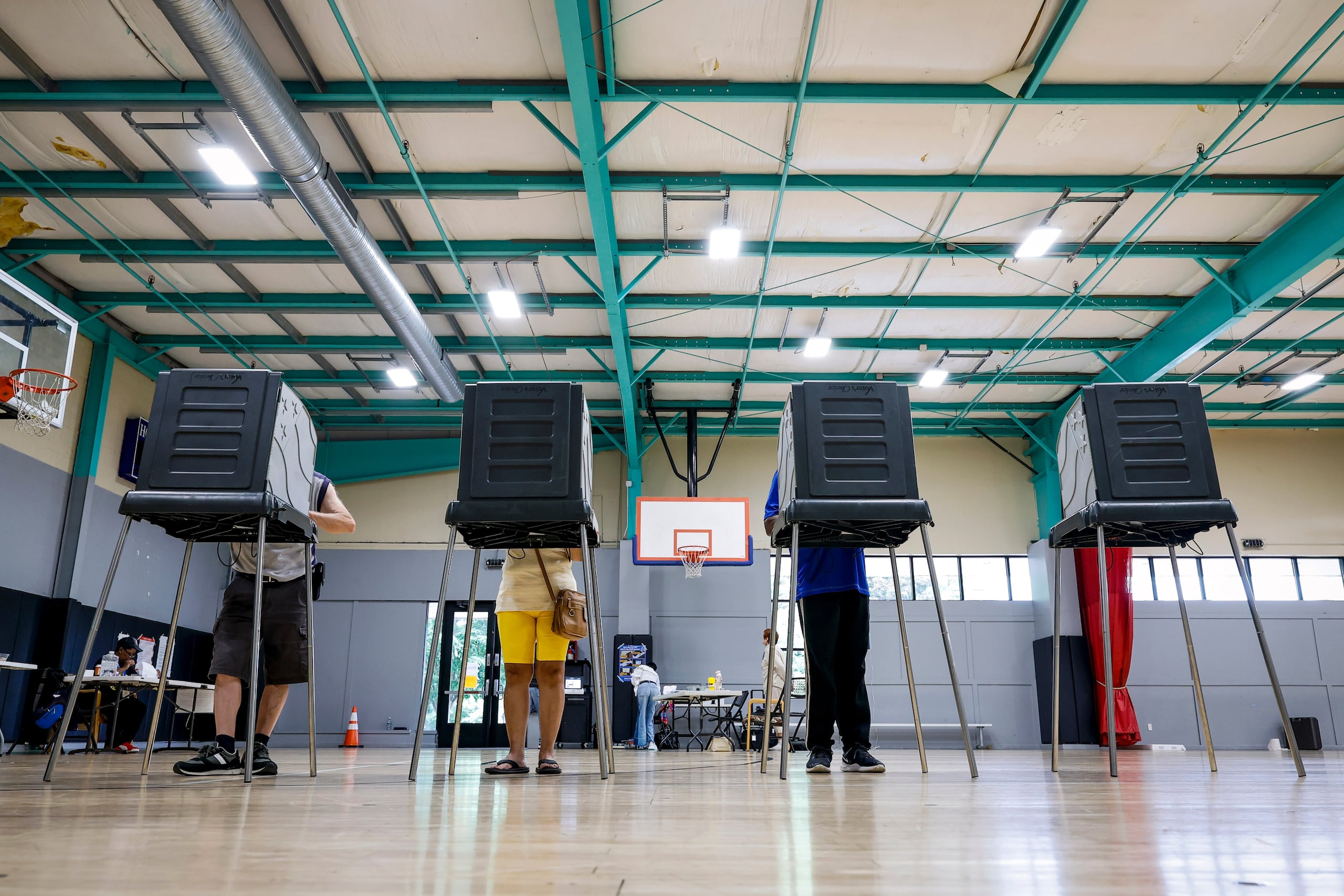 ARCHIVO – Varios votantes emiten su sufragio en la elección primaria en Windsor, Connecticut, el 11 de agosto de 2026. (AP Foto/Rusty Jones, Archivo)