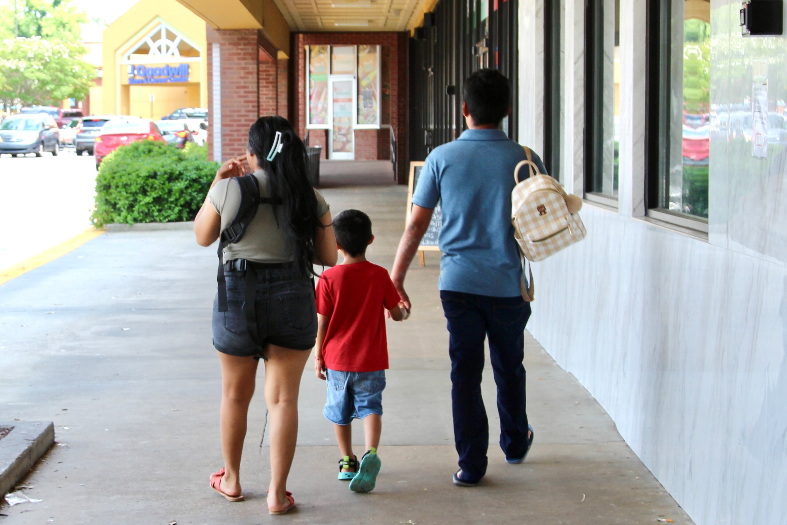 Fotografía del 26 de julio de 2025 de una familia hispana caminando en Buford Highway, el corazón de la comunidad hispana en la zona metropolitana de Atlanta, Georgia (Estados Unidos). (EFE/ Marcelo Wheelock)