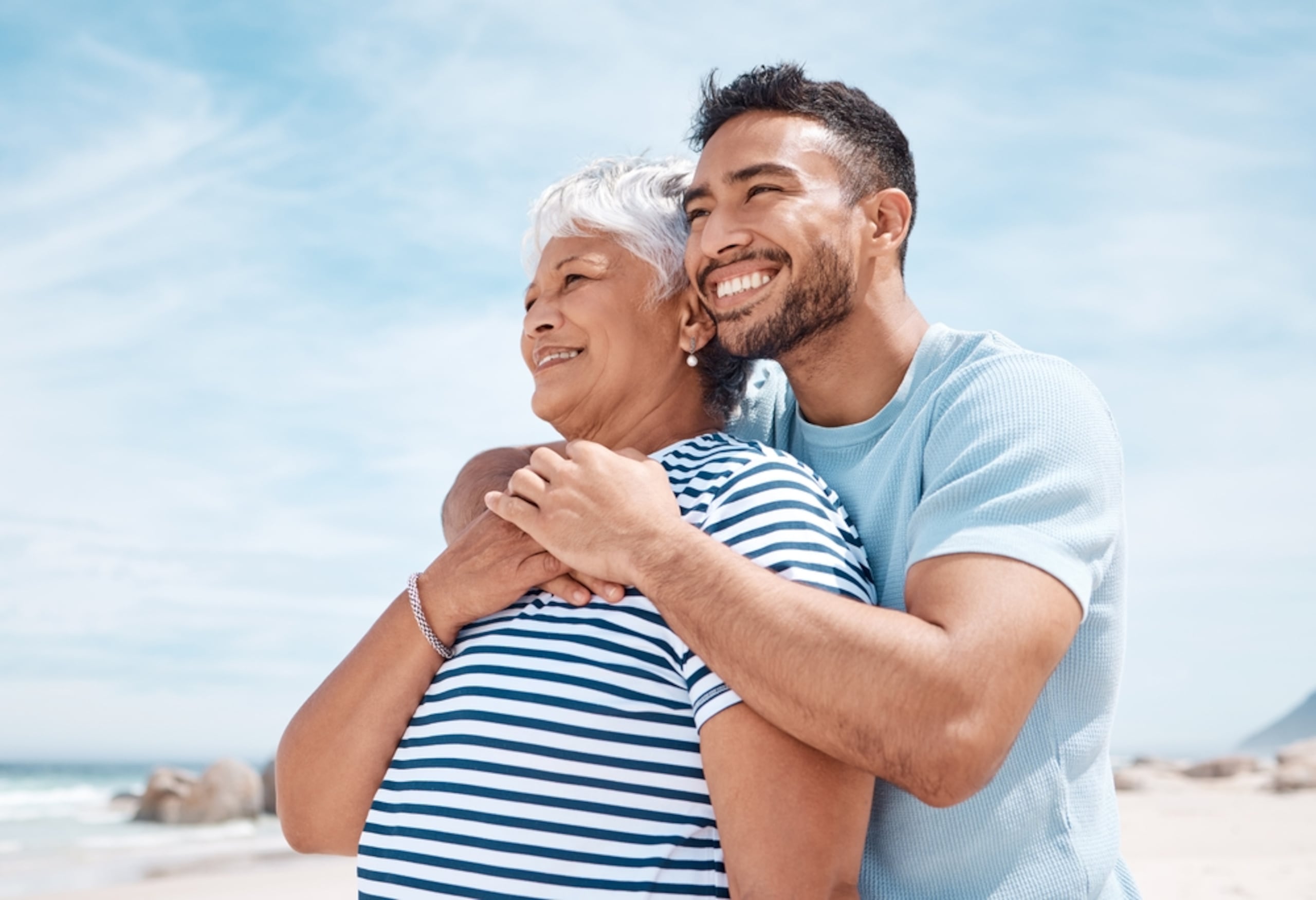 Es importante elaborar estrategias de comunicación asertiva en el hogar y crear un espacio seguro en el que todos los miembros de la familia puedan conversar y expresar sus emociones y necesidades ante este período de cambios.