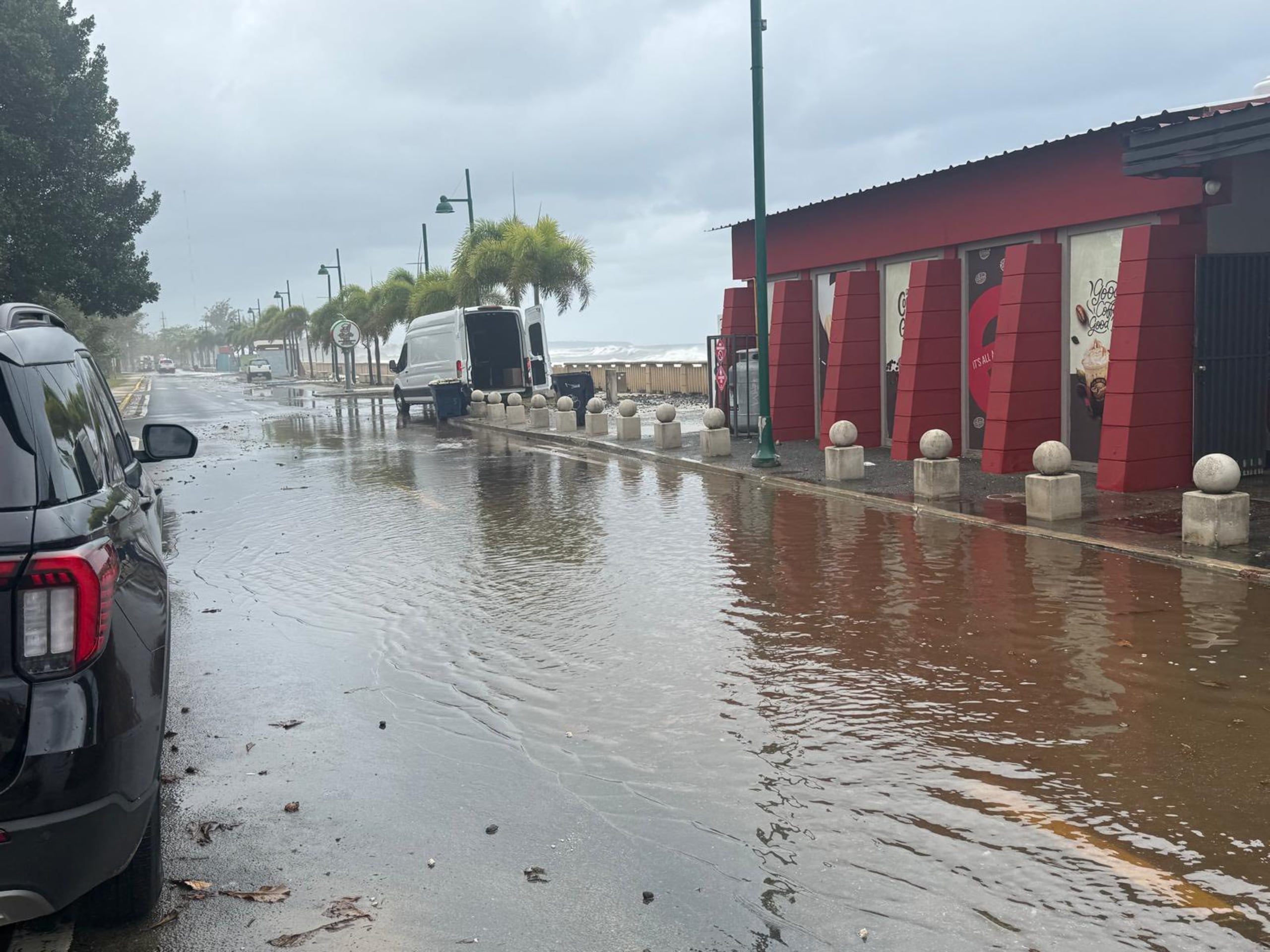 Inundaciones costeras en el área del Paseo Real Marina, en Aguadilla, el 2 de febrero de 2026.
