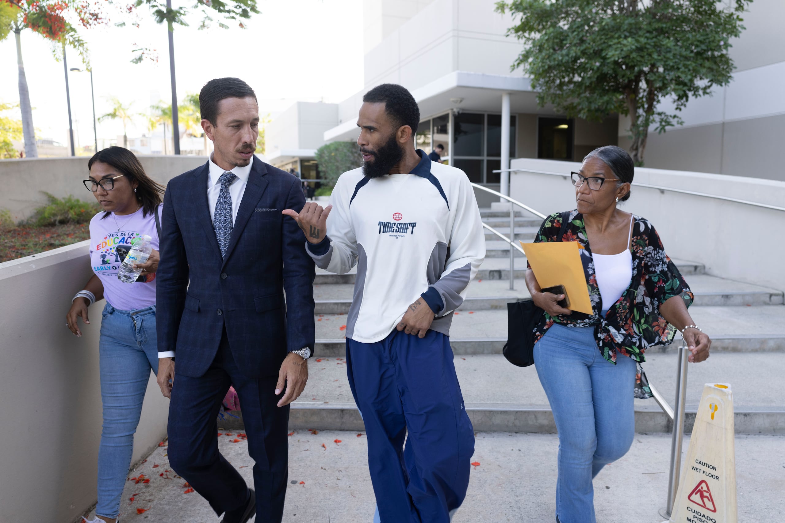 Walter Hodge, Jr. sale del Tribunal de Caguas, luego de prestar una fianza de $15,000.