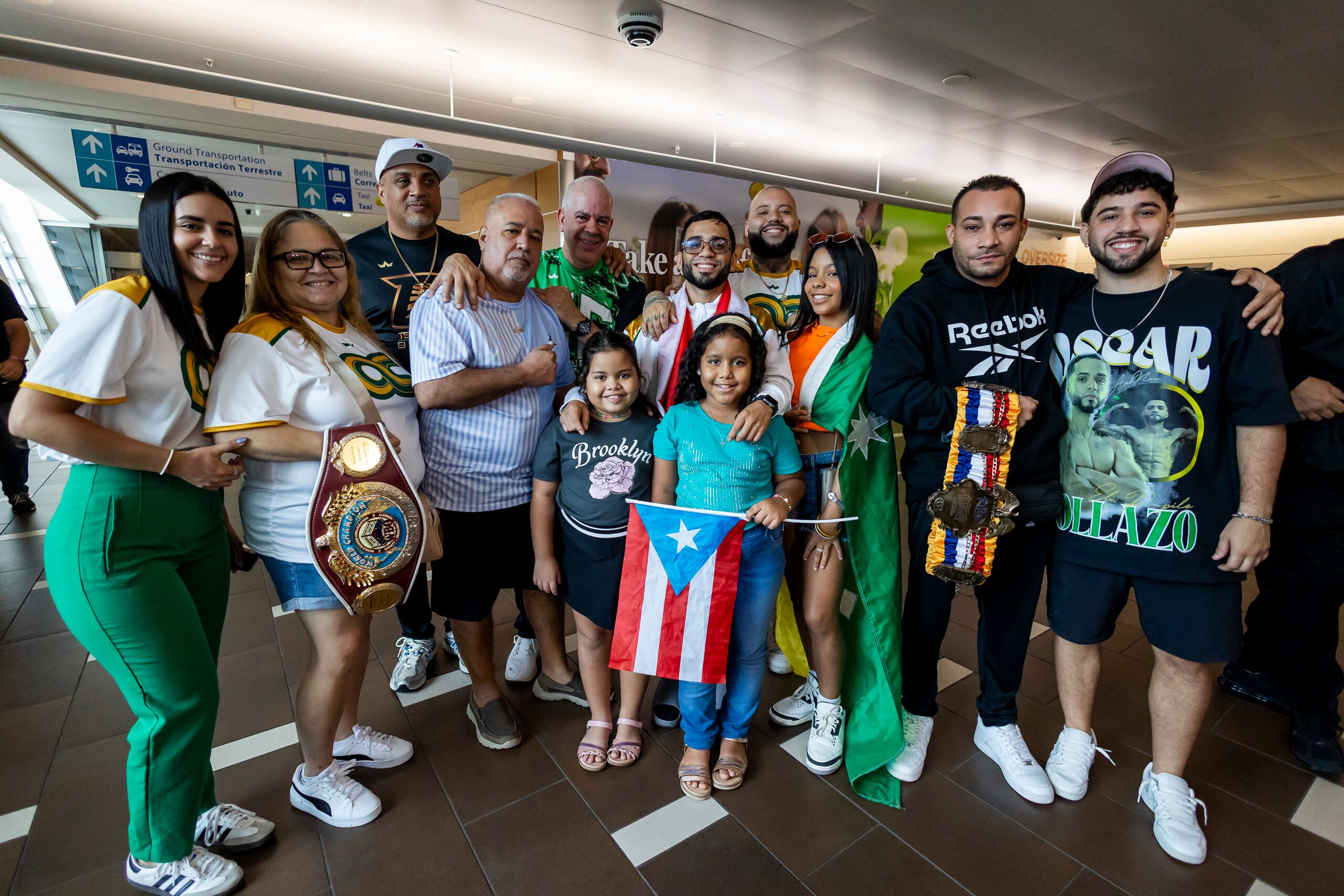 Oscar Collazo fue recibido en el Aeropuerto Internacional Luis Muñoz Marín por sus padres, esposa y sobrinos, entre otros amigos.
