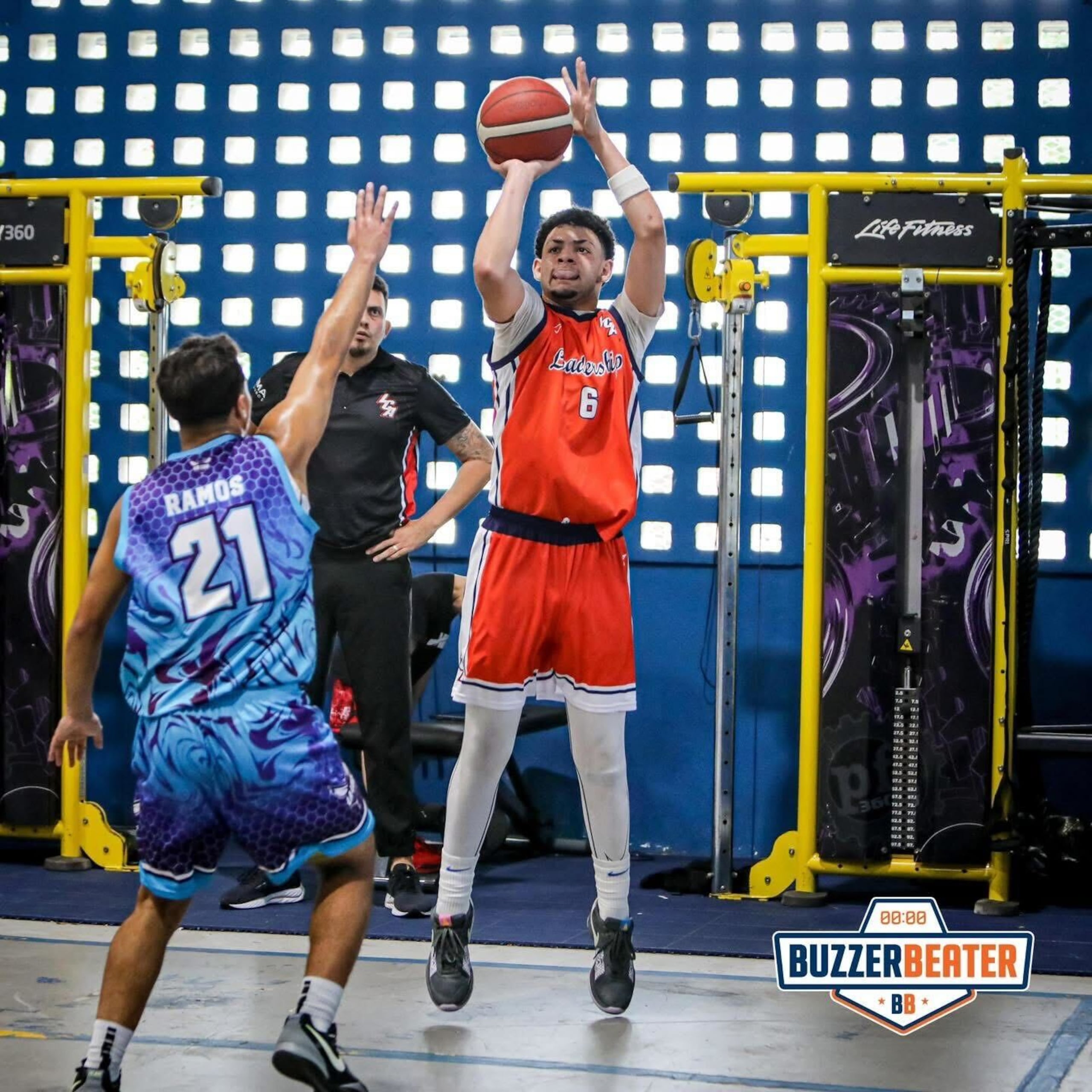 Alex Navia, de Leadership Christian Academy, lanza ante la mirada de Alex Galindo.