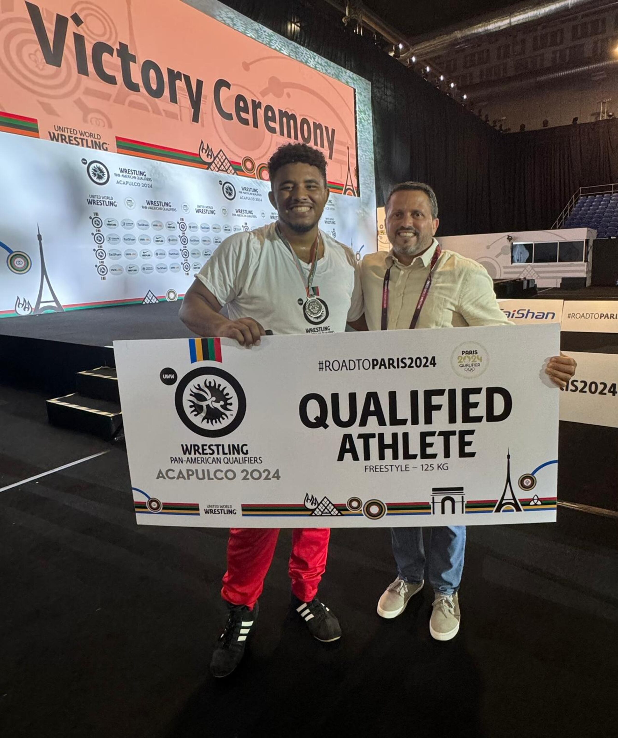 En los 125 kilogramos, Jonovan Smith luce orgulloso con su clasificación a París 2024 este viernes en la noche en México.