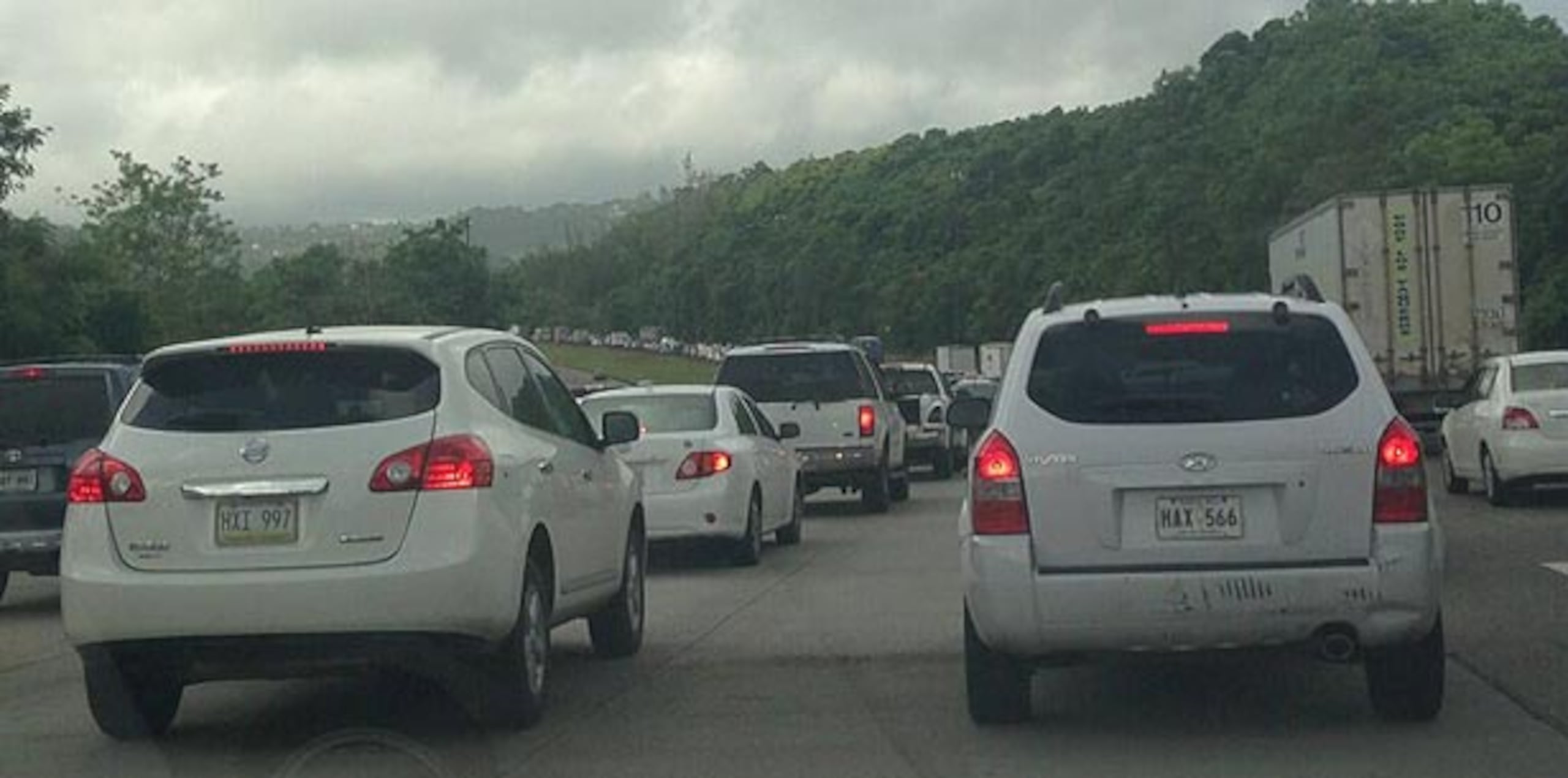 Al cerrarse dos carriles de la autopista hay un gran tapón en dirección de Caguas a Cayey. (Twitter/@hildacaquias)