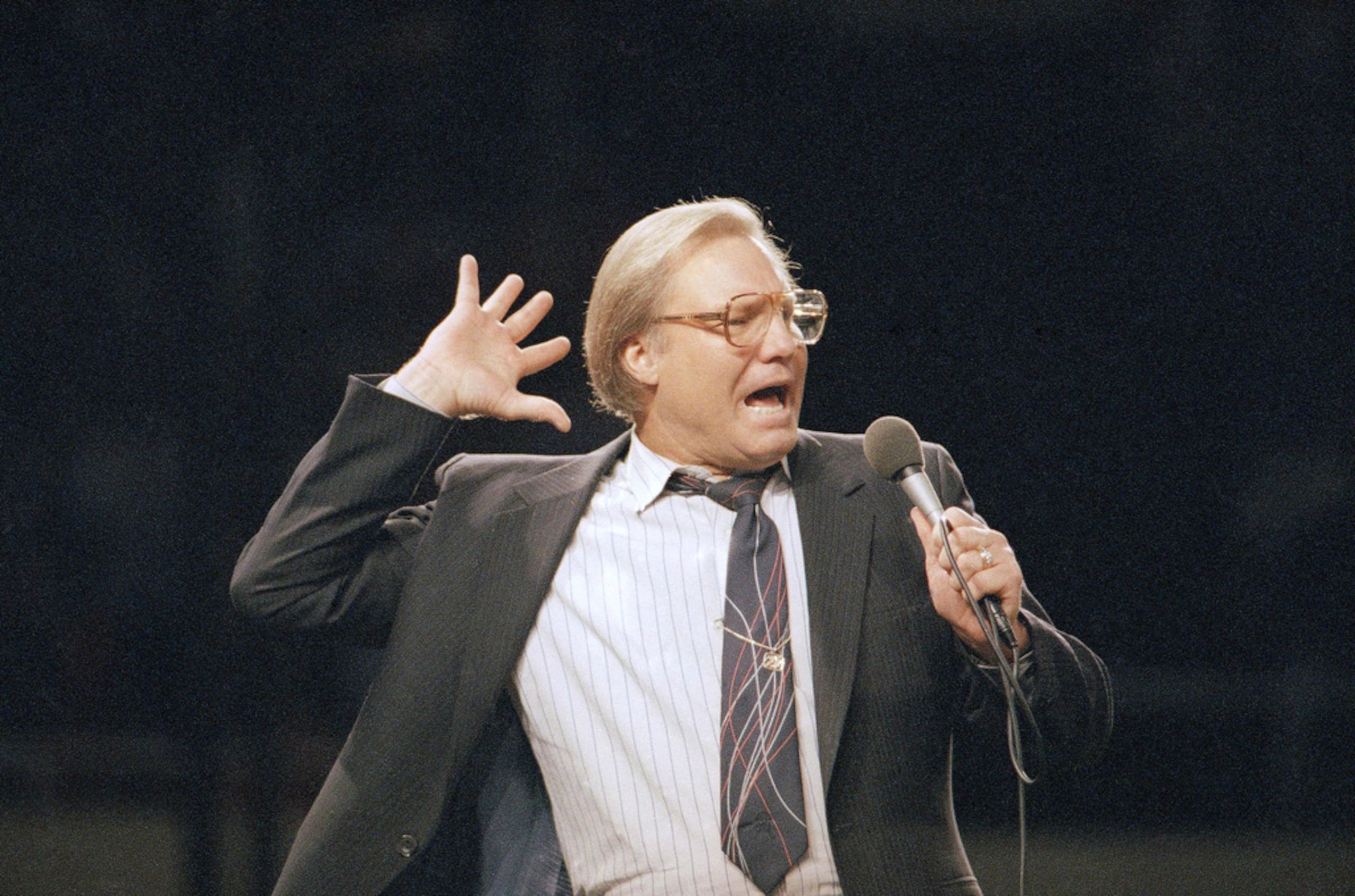 El reverendo Jimmy Swaggart gesticula mientras predica el Evangelio ante cerca de 14,000 fieles que asistieron a su cruzada en Los Ángeles, en el Sports Arena, el domingo, 29 de marzo de 1987.