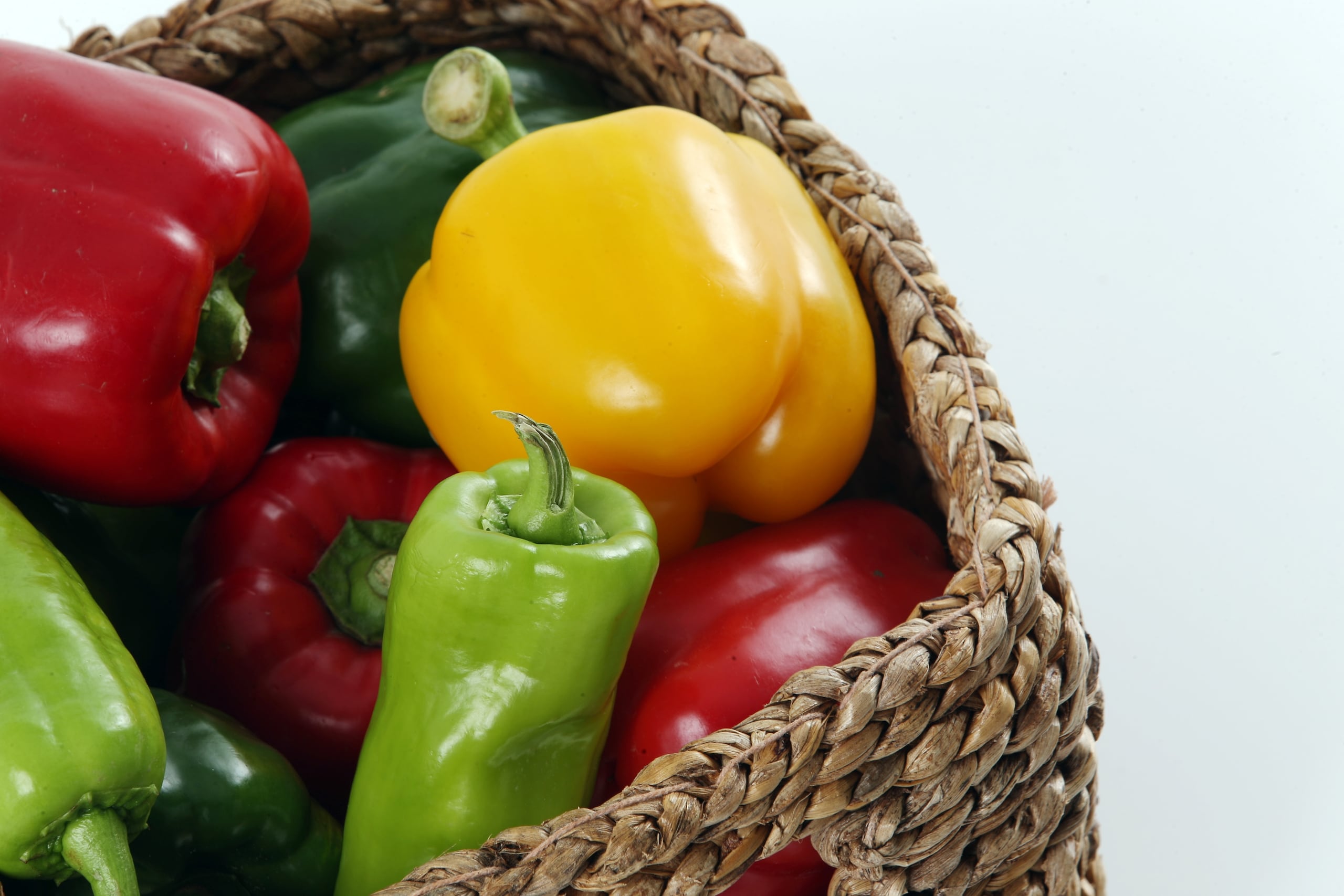 Los pimientos rojos son una verdura muy versátil, con muchos nutrientes como vitaminas C, K, B6 o E y minerales como potasio y folatos.