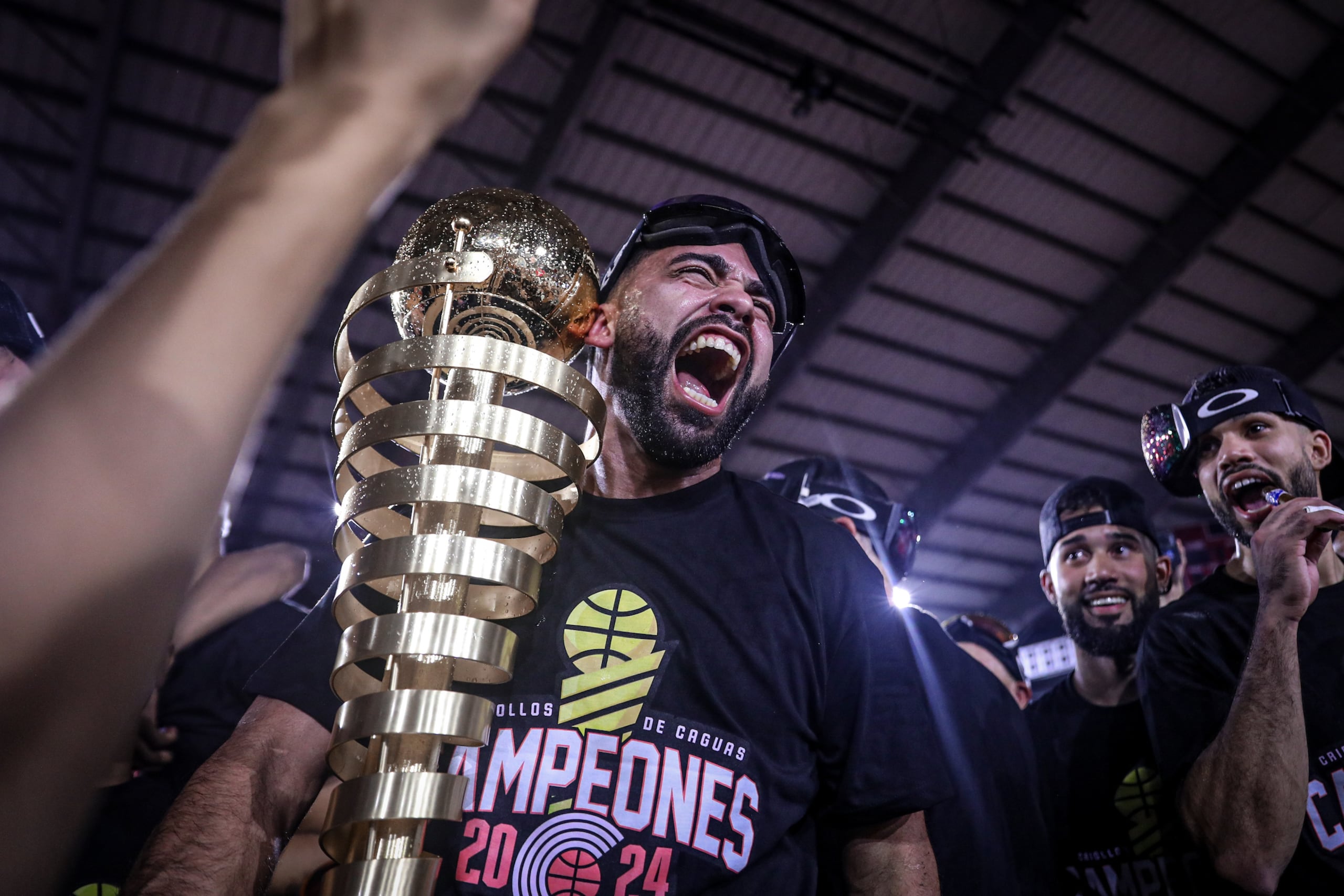 Christian "Cuco" López, de los Criollos de Caguas, con el campeonato del BSN.