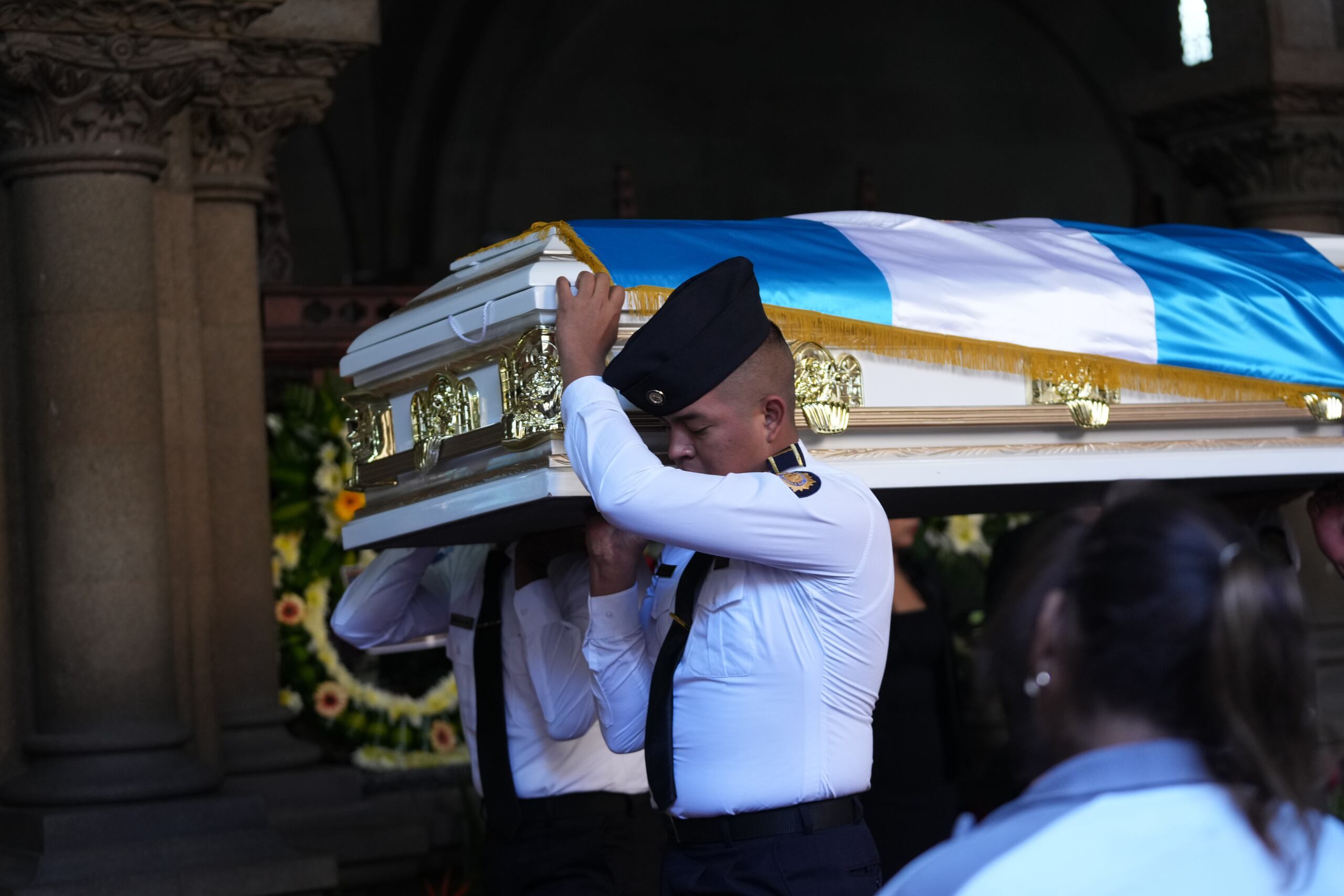 El velorio de los policías asesinados al retomar el control de tres cárceles se lleva a cabo en el Ministerio del Interior en la Ciudad de Guatemala, el lunes 19 de enero de 2026. (AP Foto/Moisés Castillo)