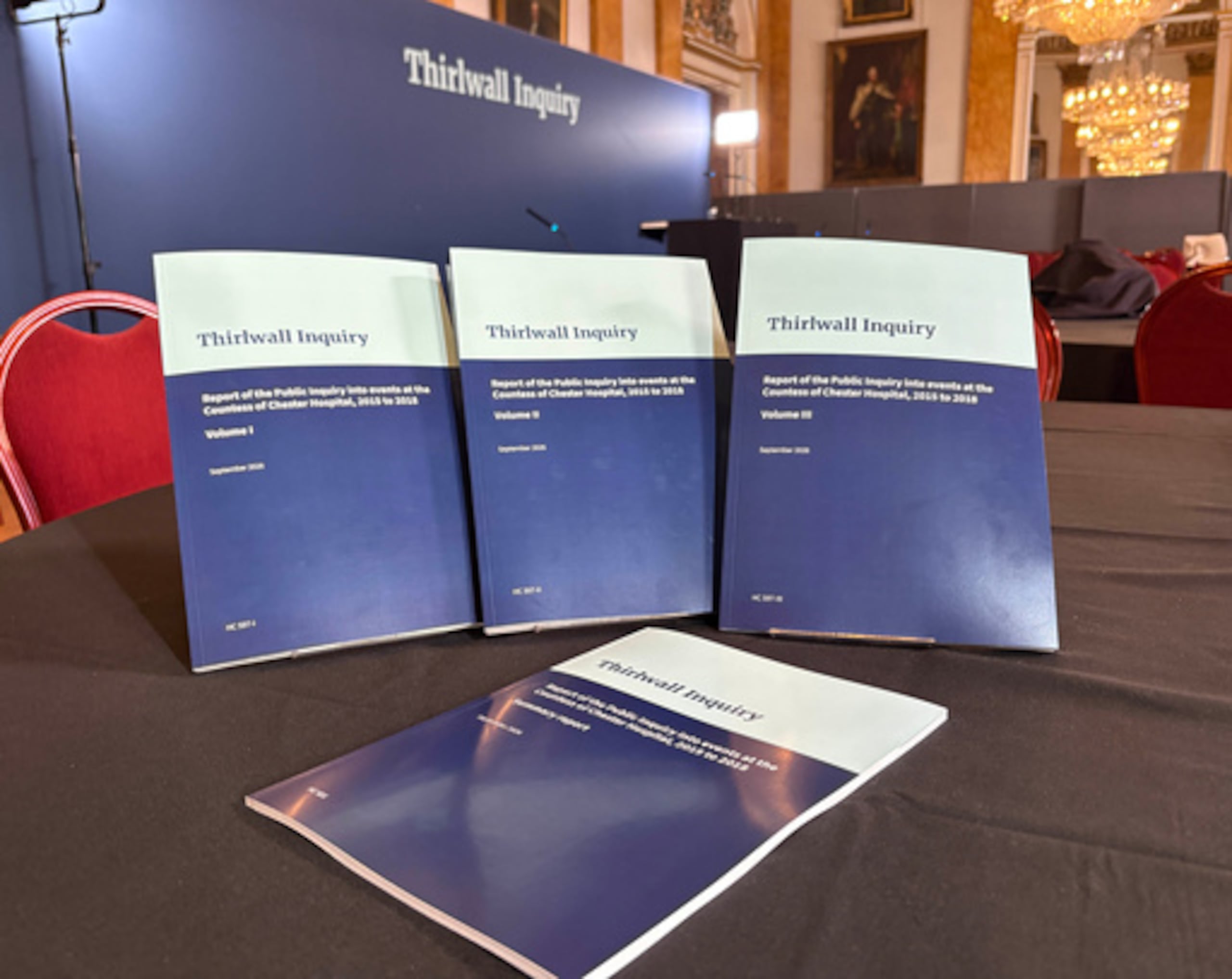Una imagen de los informes de la investigación de Thirwall expuestos en el Ayuntamiento de Liverpool antes de la publicación de las conclusiones de una investigación pública sobre cómo Lucy Letby pudo matar y causar daños repetidamente a bebés en la unidad neonatal de un hospital de Liverpool, Inglaterra, el martes 15 de septiembre de 2026. (Eleanor Barlow/PA vía AP)