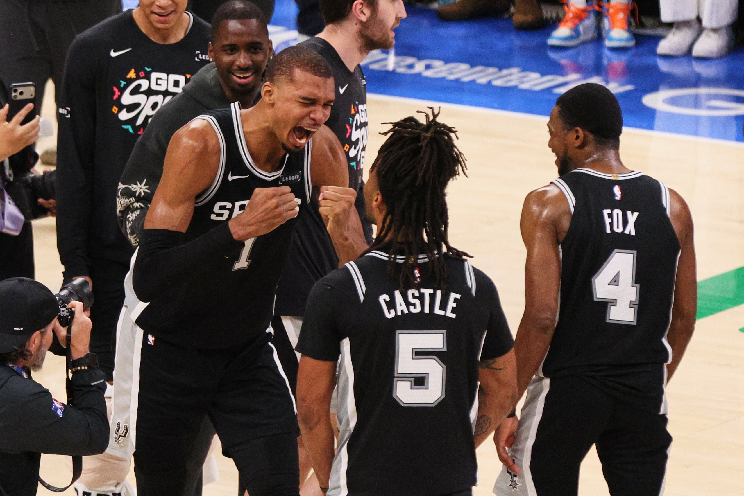 Victor Wembanyama y los Spurs celebran la victoria contra el Thunder de Oklahoma City en el séptimo juego de la Final de la Conferencia del Oeste.