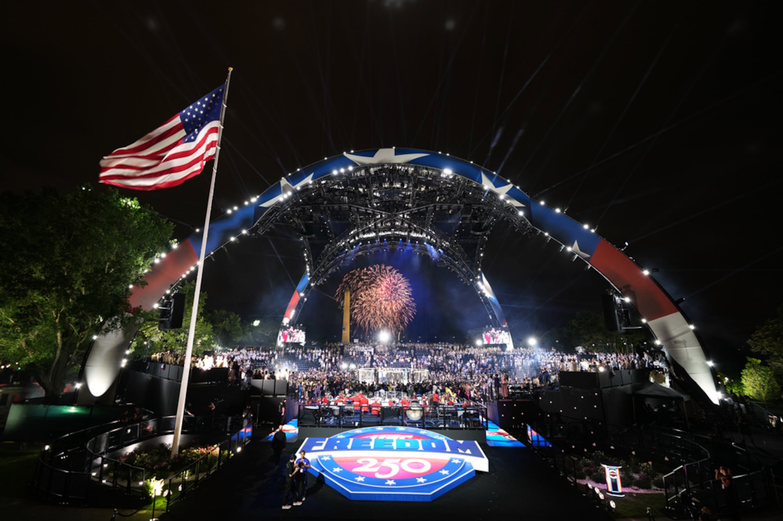 Para su 80 cumpleaños, el pasado domingo, el presidente Donald Trump celebró una rocambolesca y criticada velada de combates de MMA que implicó la construcción de un gran ring octogonal con un gran graderío en los jardines de la Casa Blanca y que incluyó fuegos artificiales o el sobrevuelo de aviones de combate sobre el centro de Washington.