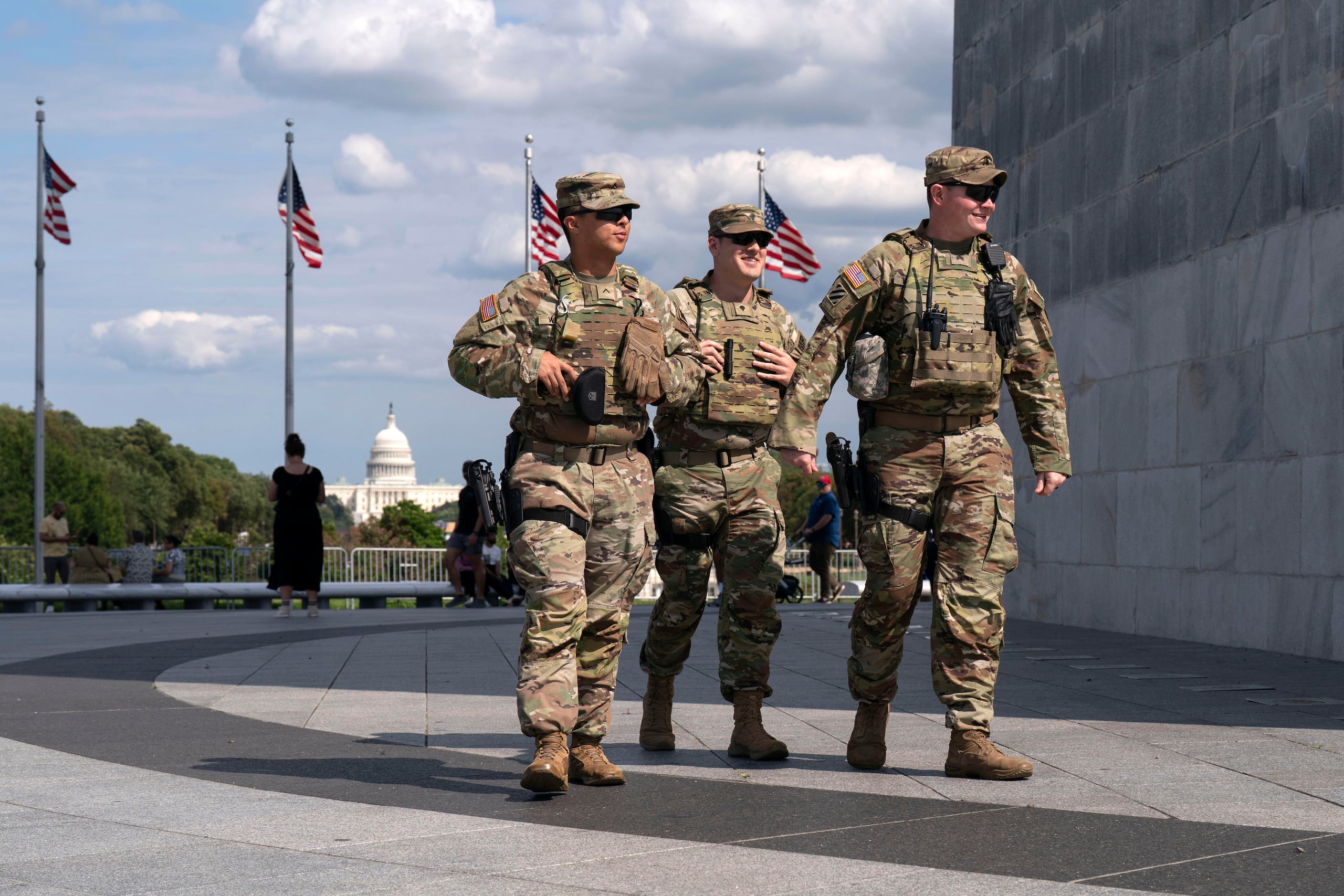 “Illinois está llevando a la Administración Trump a la corte por su ilegal e inconstitucional despliegue de tropas militares en nuestro estado”, expresó el gobernador.