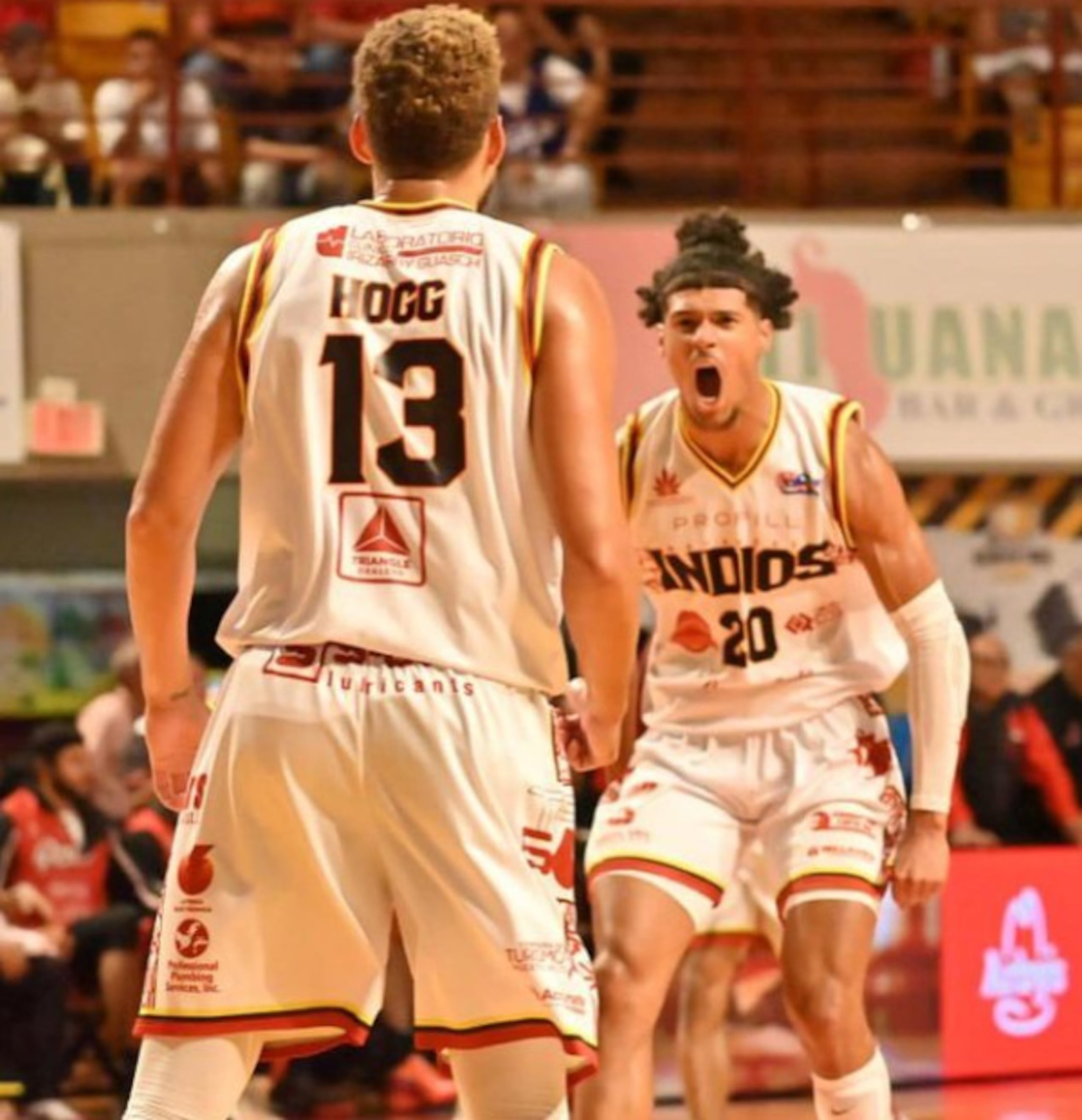 Jordan Cintrón grita de júbilo durante una acción en el juego del domingo. Lo hace mirando al importante Dennis Hogg, quien partirá del equipo en cualquier momento debido a un compromiso que tenía firmado desde antes de venir a la Isla.