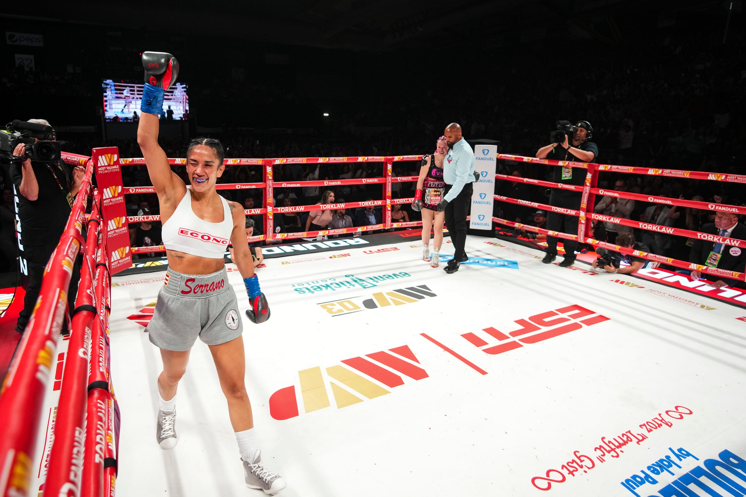 Amanda Serrano la noche que venció por nocaut a la alemana Cheyenne “Pepper” Hanson.