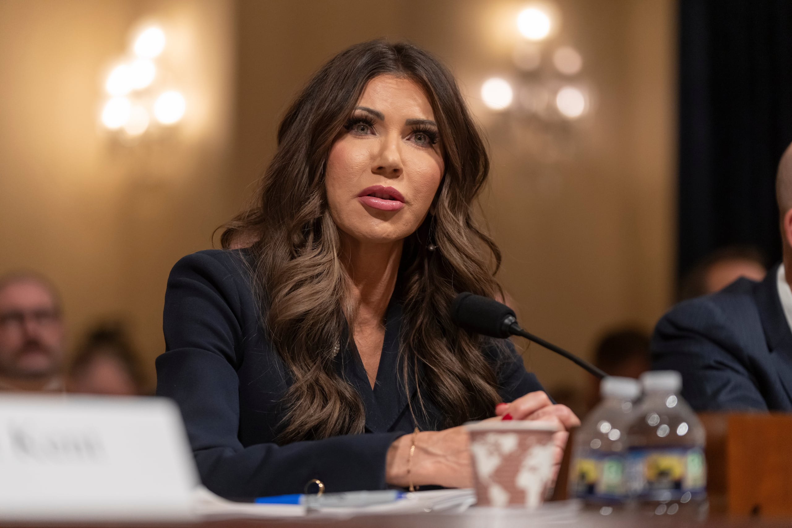 La secretaria de Seguridad Nacional, Kristi Noem, comparece ante la Comisión de Seguridad Nacional de la Cámara de Representantes en el Capitolio, el jueves 11 de diciembre de 2025, en Washington. (AP Foto/Mark Schiefelbein)