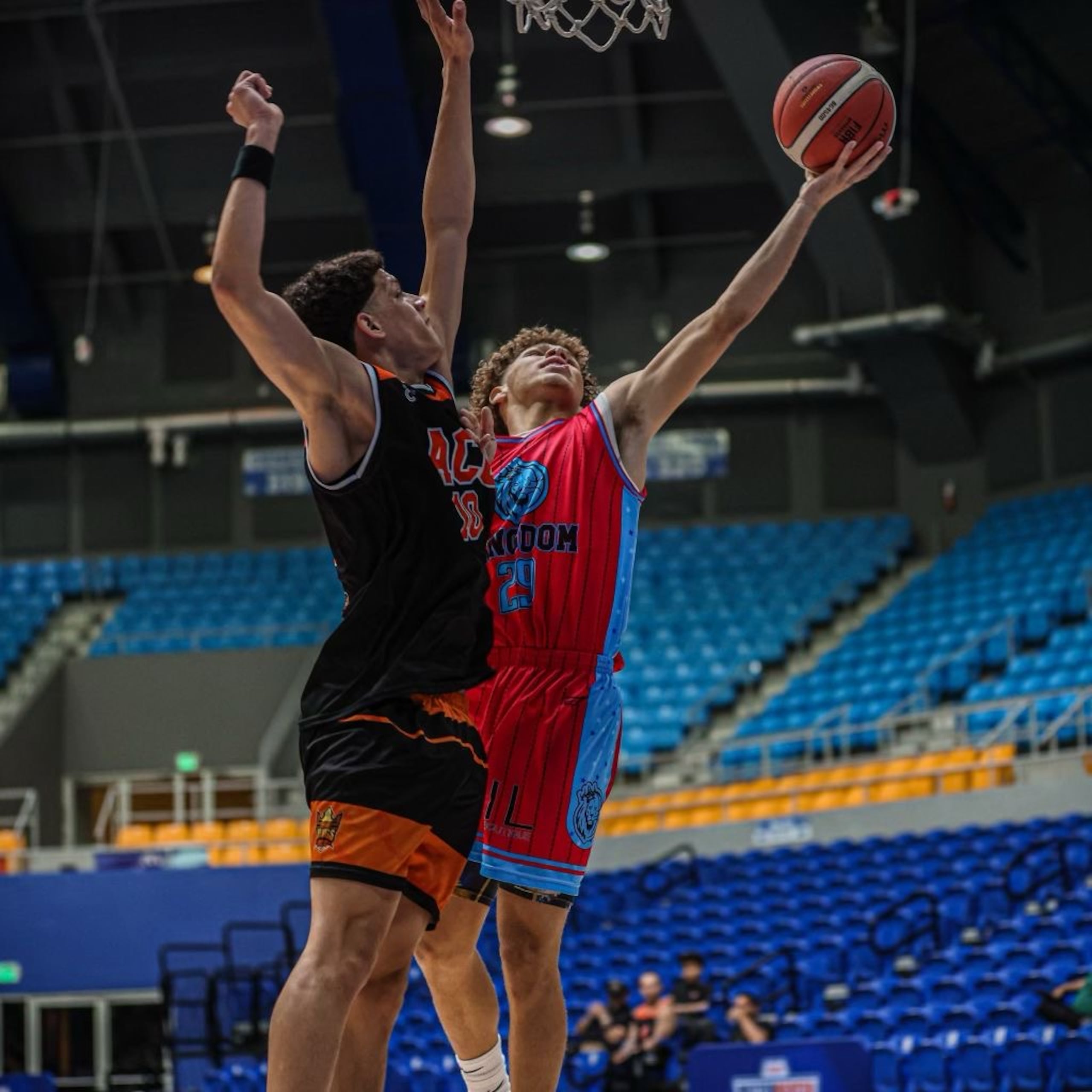 Atán García, de Kingdom Christian Academy, ataca el canasto en la apertura del Top Ranked Buzzer Beater.
