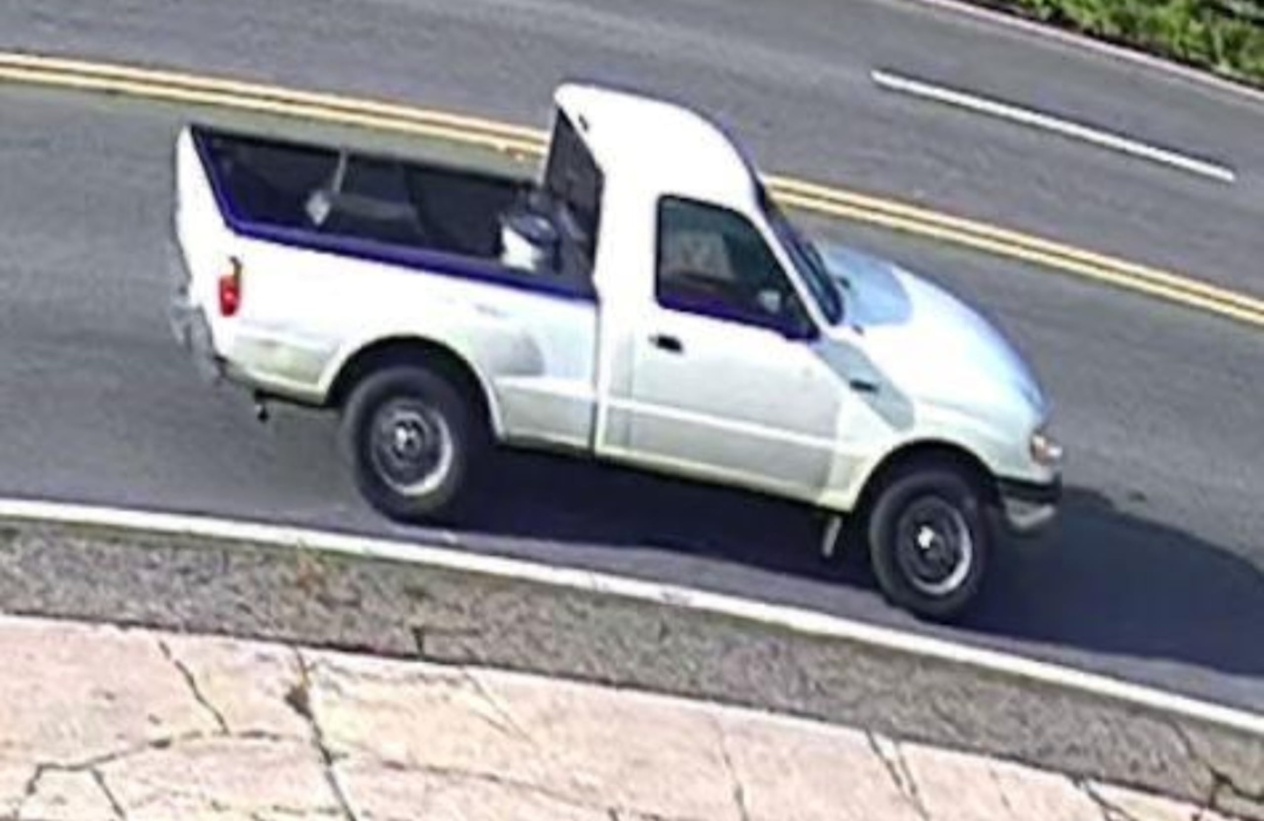 La camioneta se encuentra en el Instituto de Ciencias Forenses para su análisis pericial y la comparación con las piezas ocupadas en la escena.