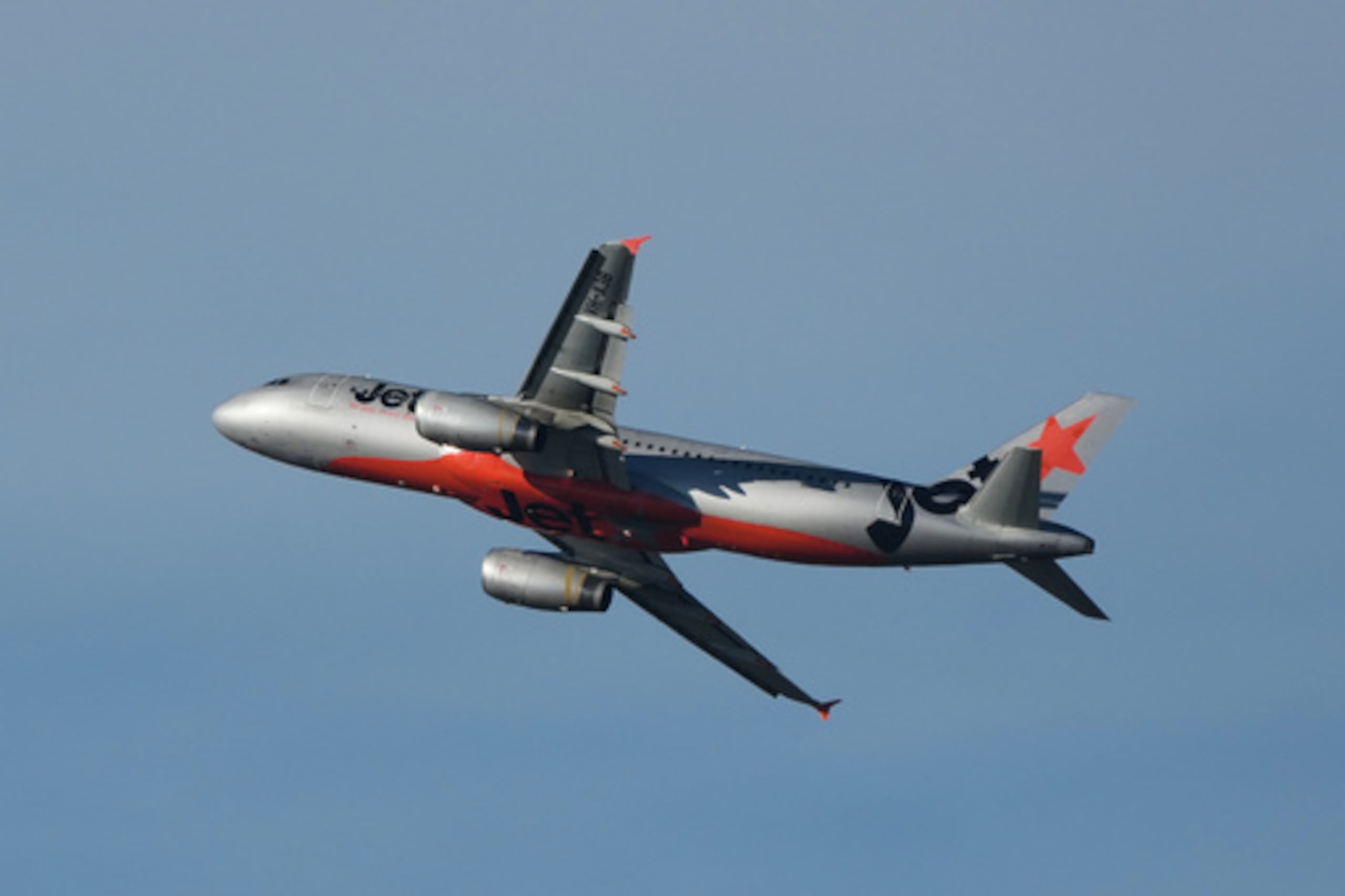 Un avión de pasajeros de Jetstar despega del aeropuerto de Sídney, en Sídney, el martes 21 de julio de 2026. (Foto AP/Mark Baker)