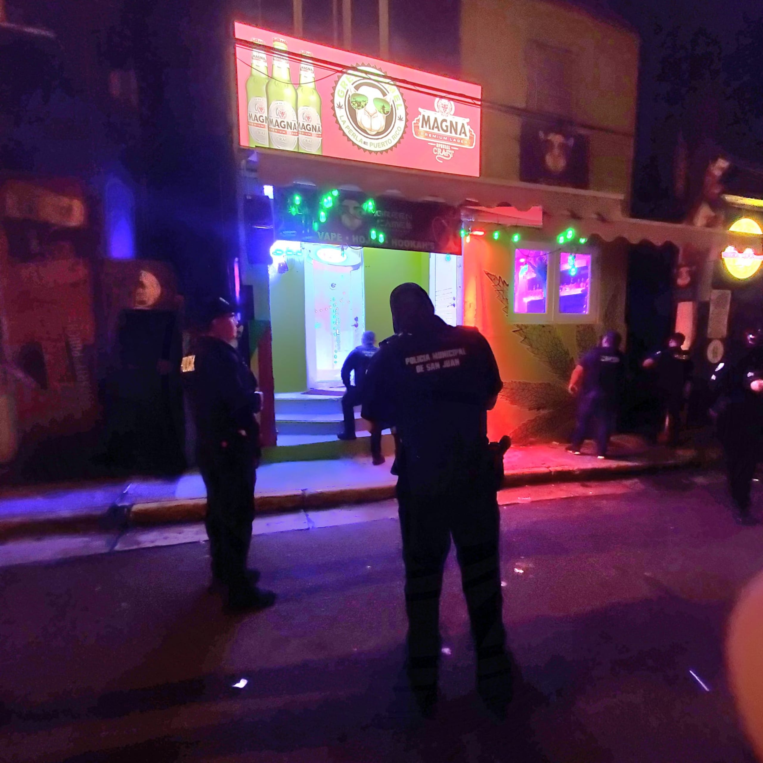 La Policía Municipal de San Juan intervino con cuatro negocios de la Barriada La Perla, del Viejo San Juan, por violación a ordenanzas municipales.
